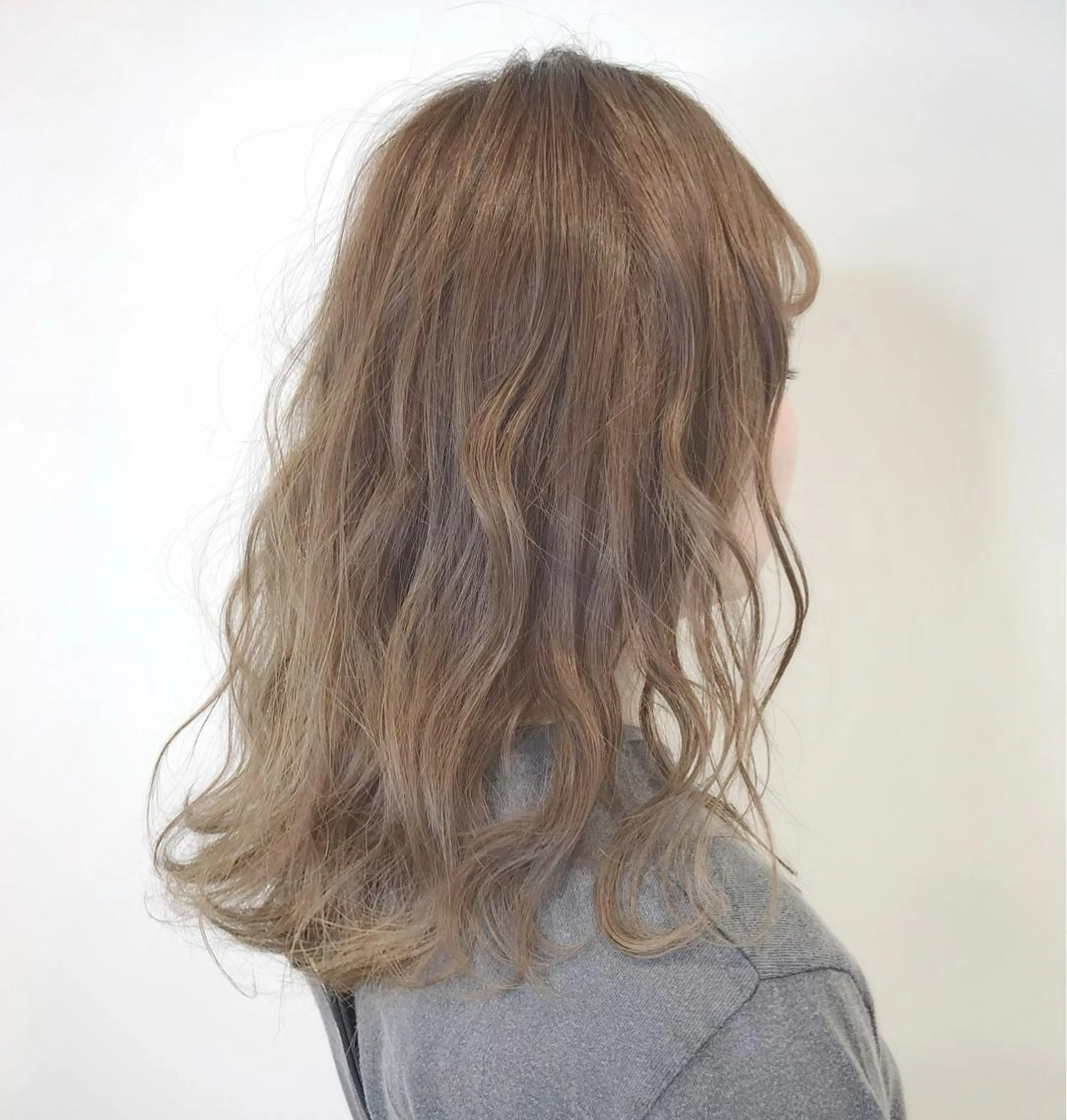 ミディアム カラー ベージュカラー イルミナカラー ボブ・レイヤーカット 吉敷航一のヘアスタイル