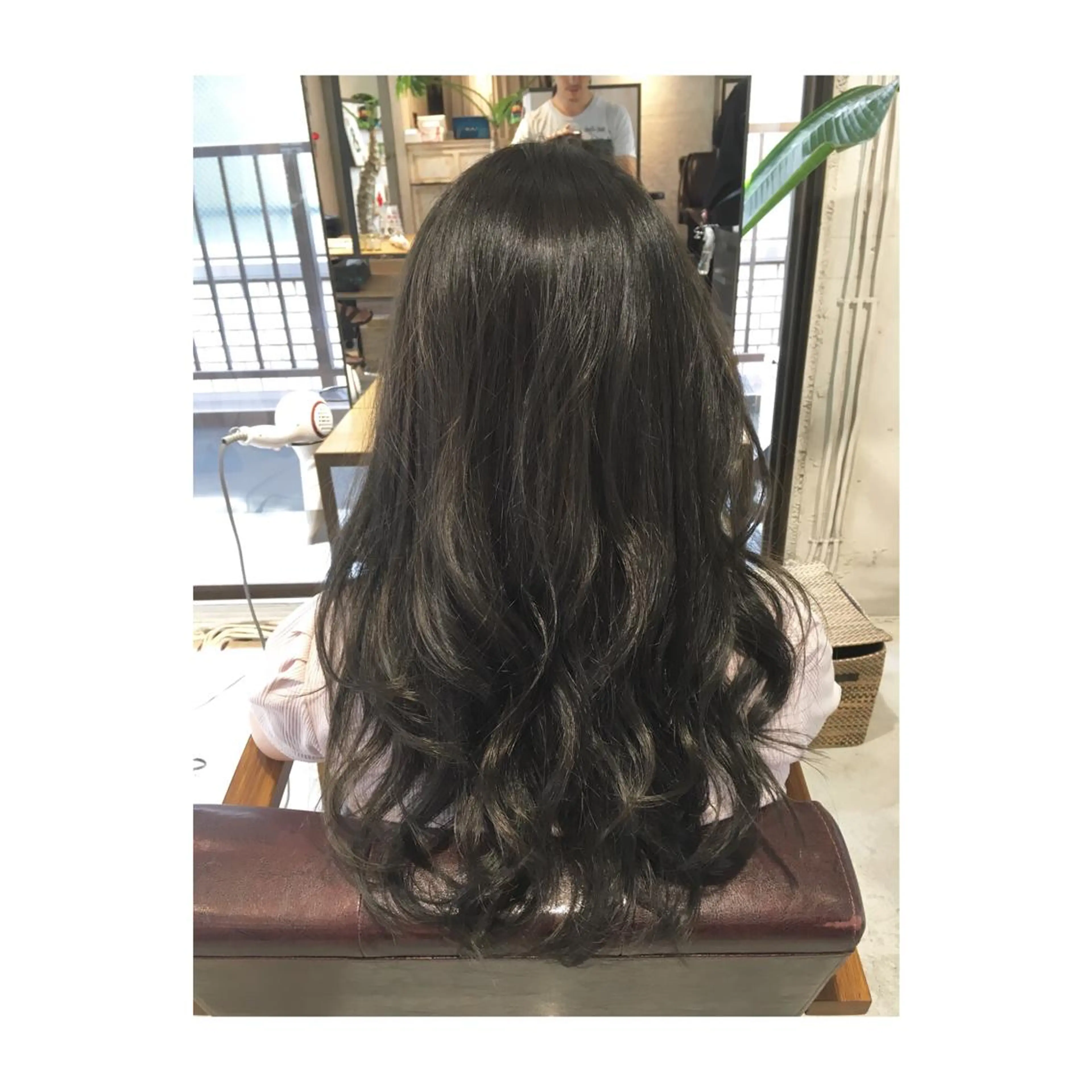 ミディアム セミロング ロング カラー パーマ アッシュ ダークグレー アオガミ （前髪顔周りカット）のヘアスタイル