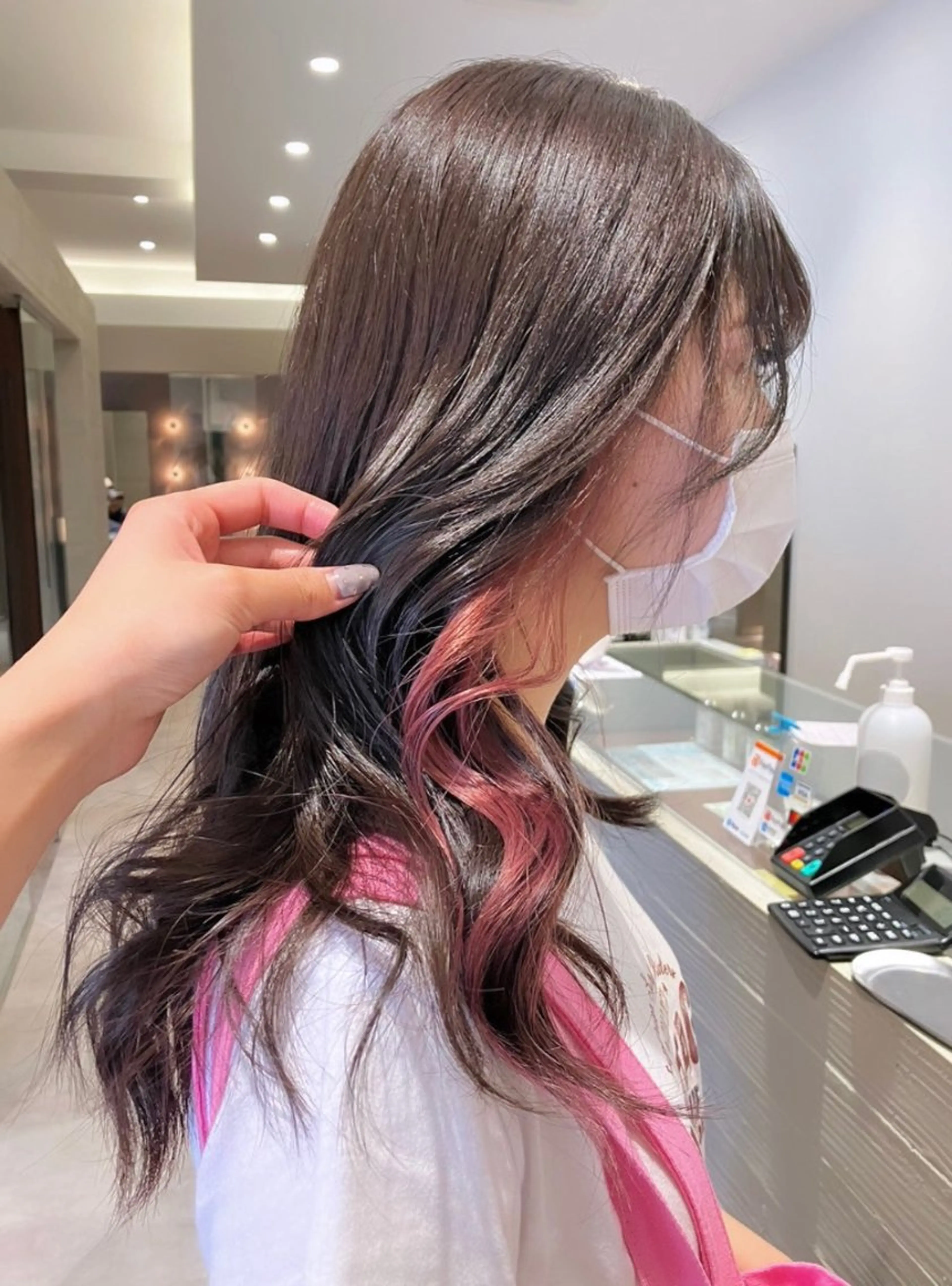 ロング カラー イヤリングカラー ピンクカラー サキ🤍ハイトーン 🩰くびれ巻きヘアのヘアスタイル