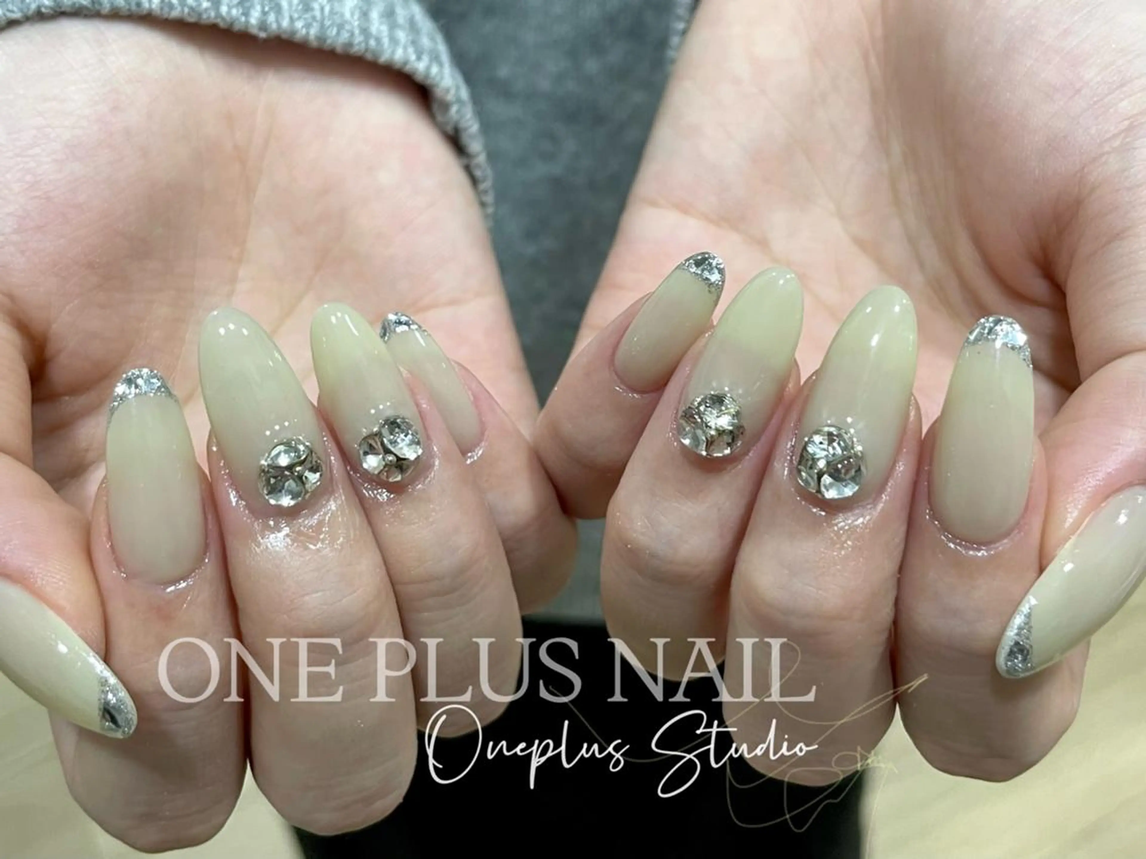 ネイル ニュアンスネイル 赤色 シンプルネイル ワンホンネイル 冬ネイル One Plus Nail Salonのネイルデザイン