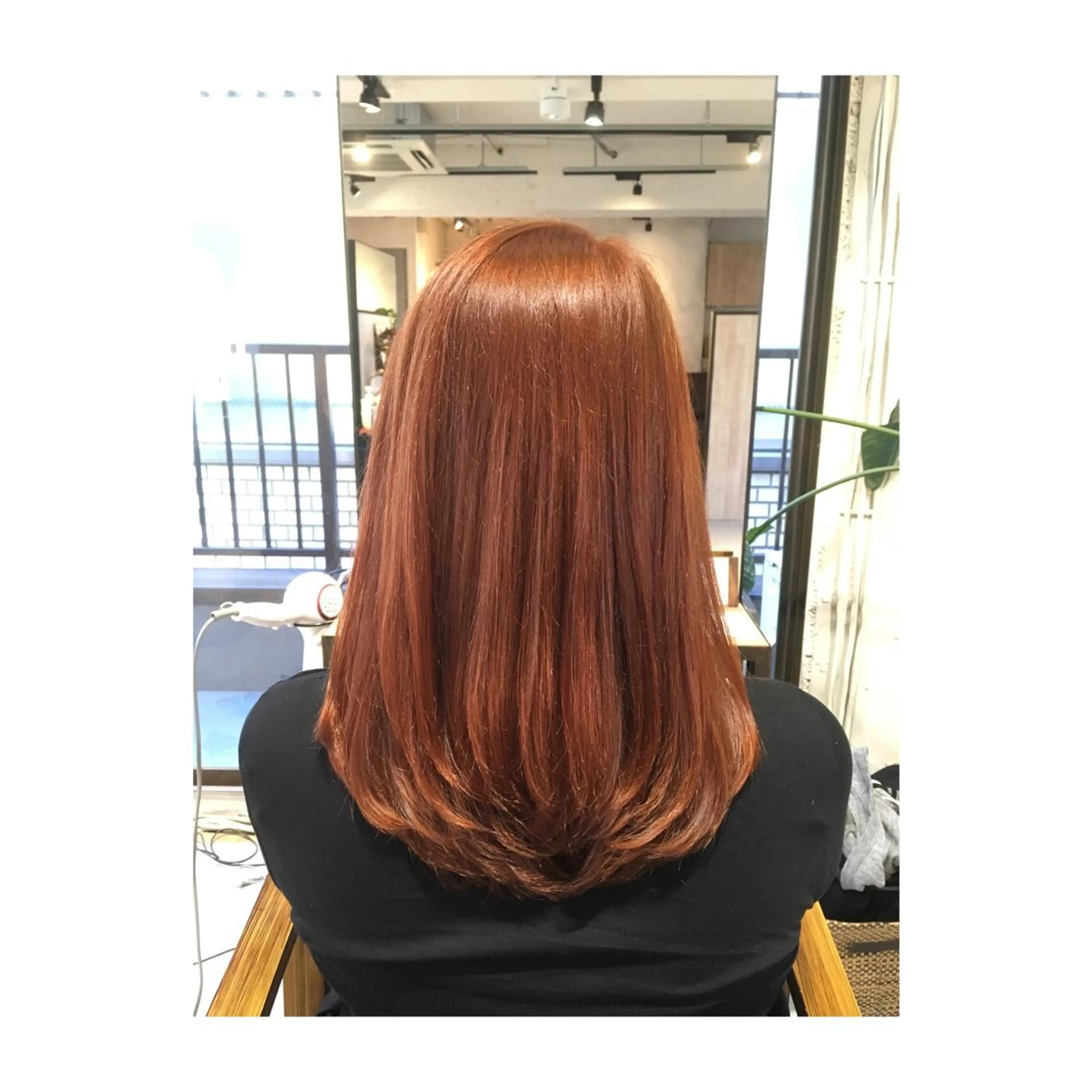 ミディアム セミロング ロング カラー オレンジ アオガミ （前髪顔周りカット）のヘアスタイル