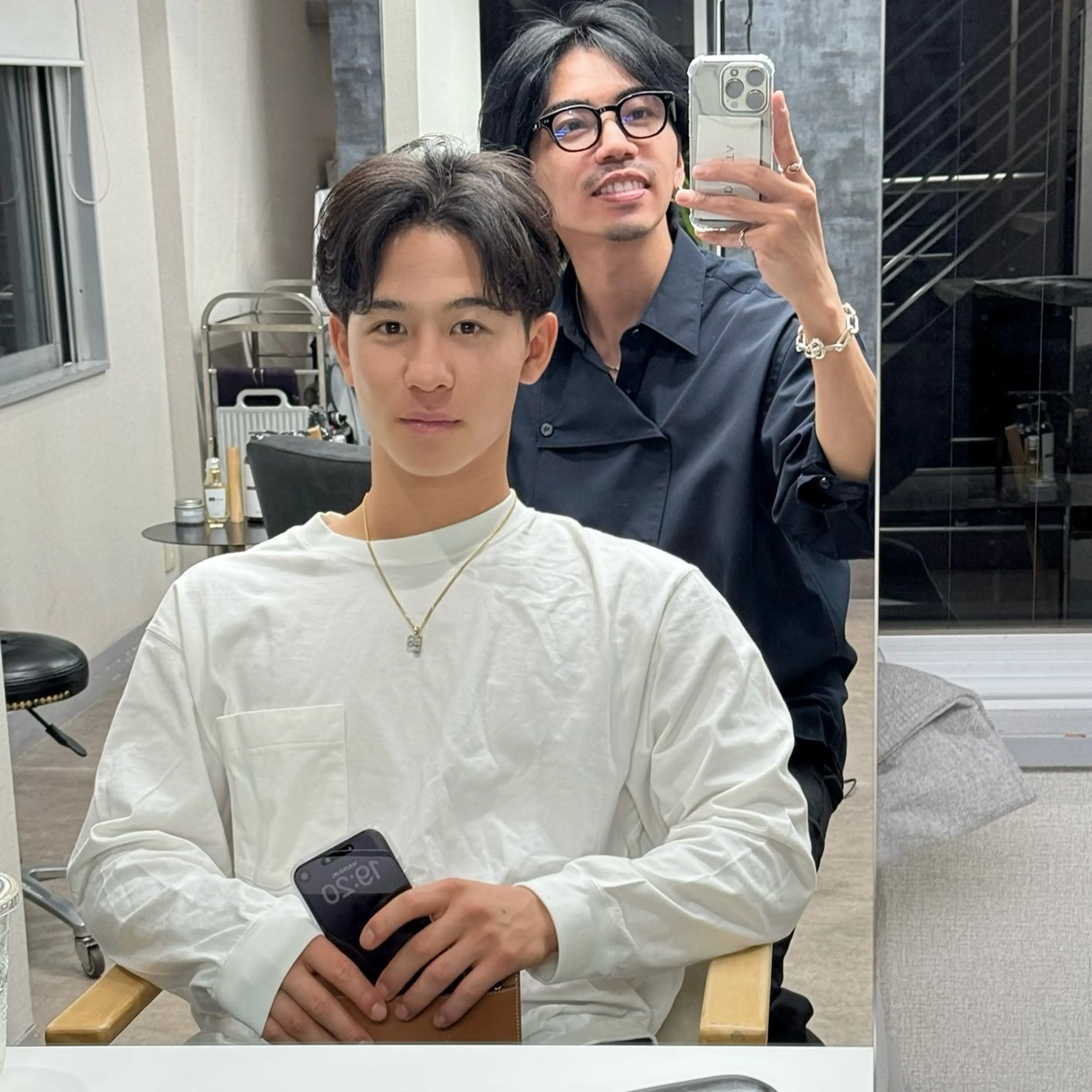 メンズ ビジネス センターパート メンズ韓国風 メンズパーマ カット パーマ ヘアセット 表参道フェザーパーマ ニュアンスパーマのヘアスタイル