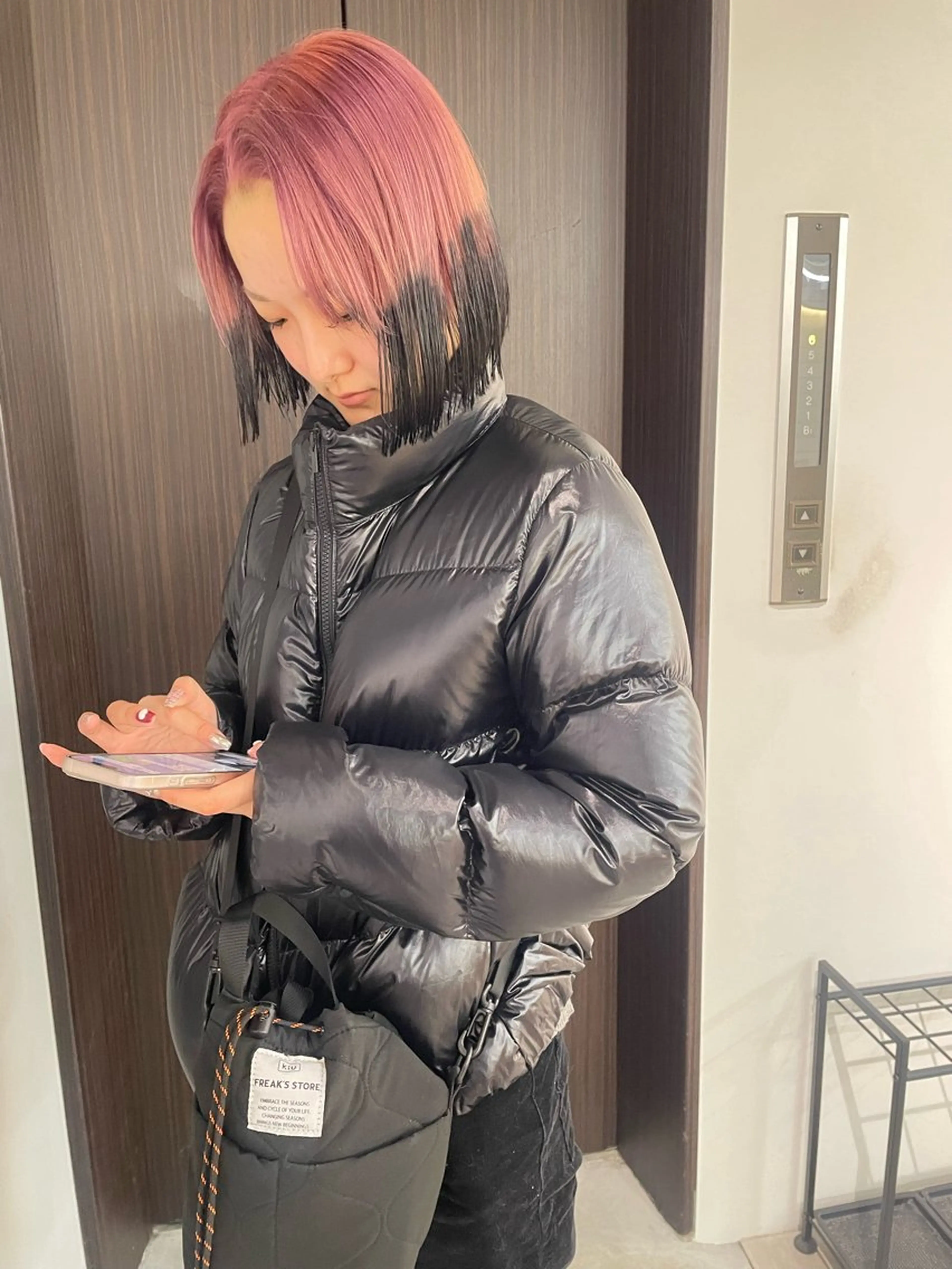ショート カラー ブリーチ ケアブリーチ デザインカラー ボブ ヘアカラー トリートメント MIU/ルーツカラー ボブ/顔周りレイヤーのヘアスタイル