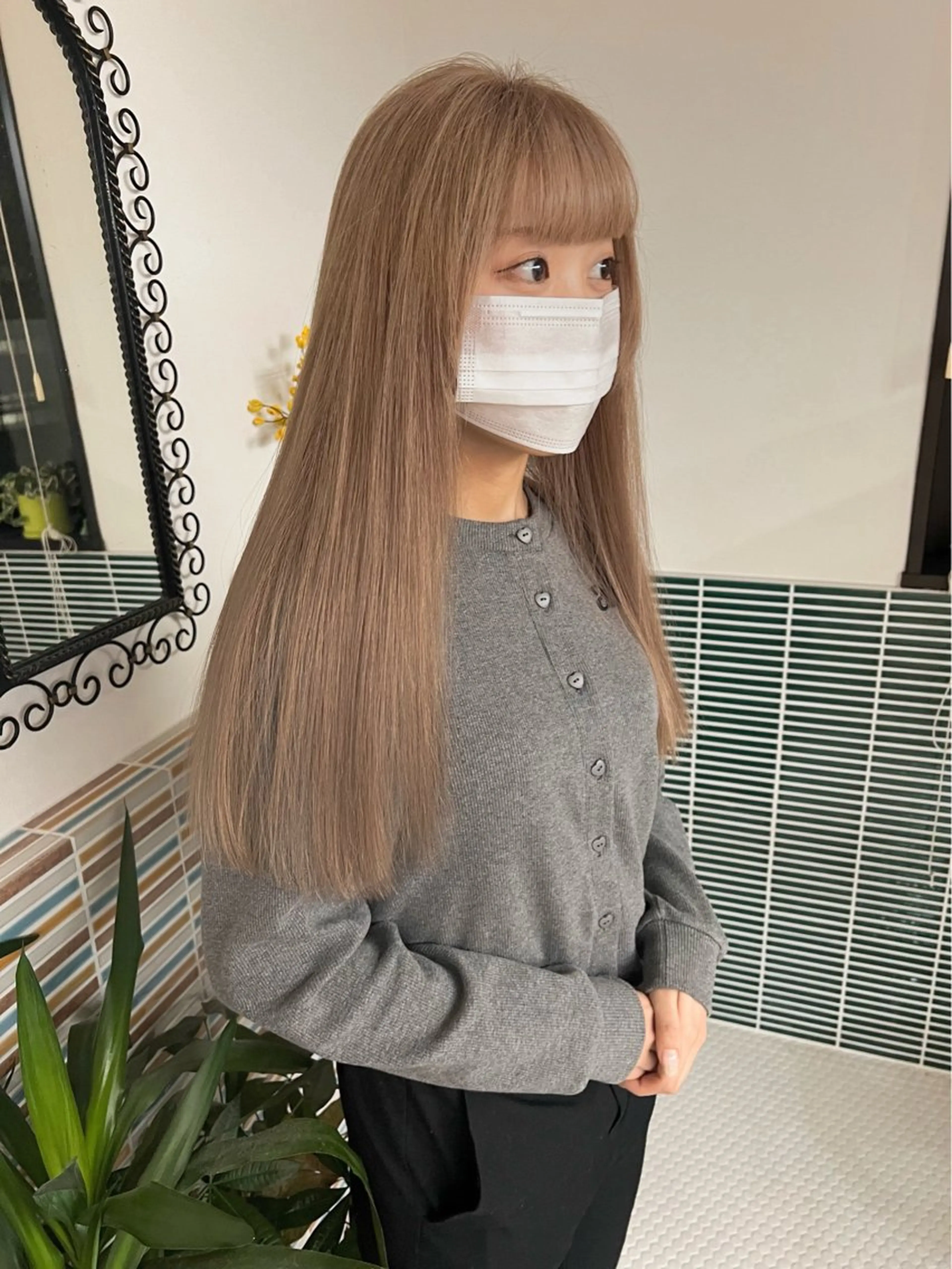 ロング ロング ヘアカラー ミルクティーベージュ outaのヘアスタイル