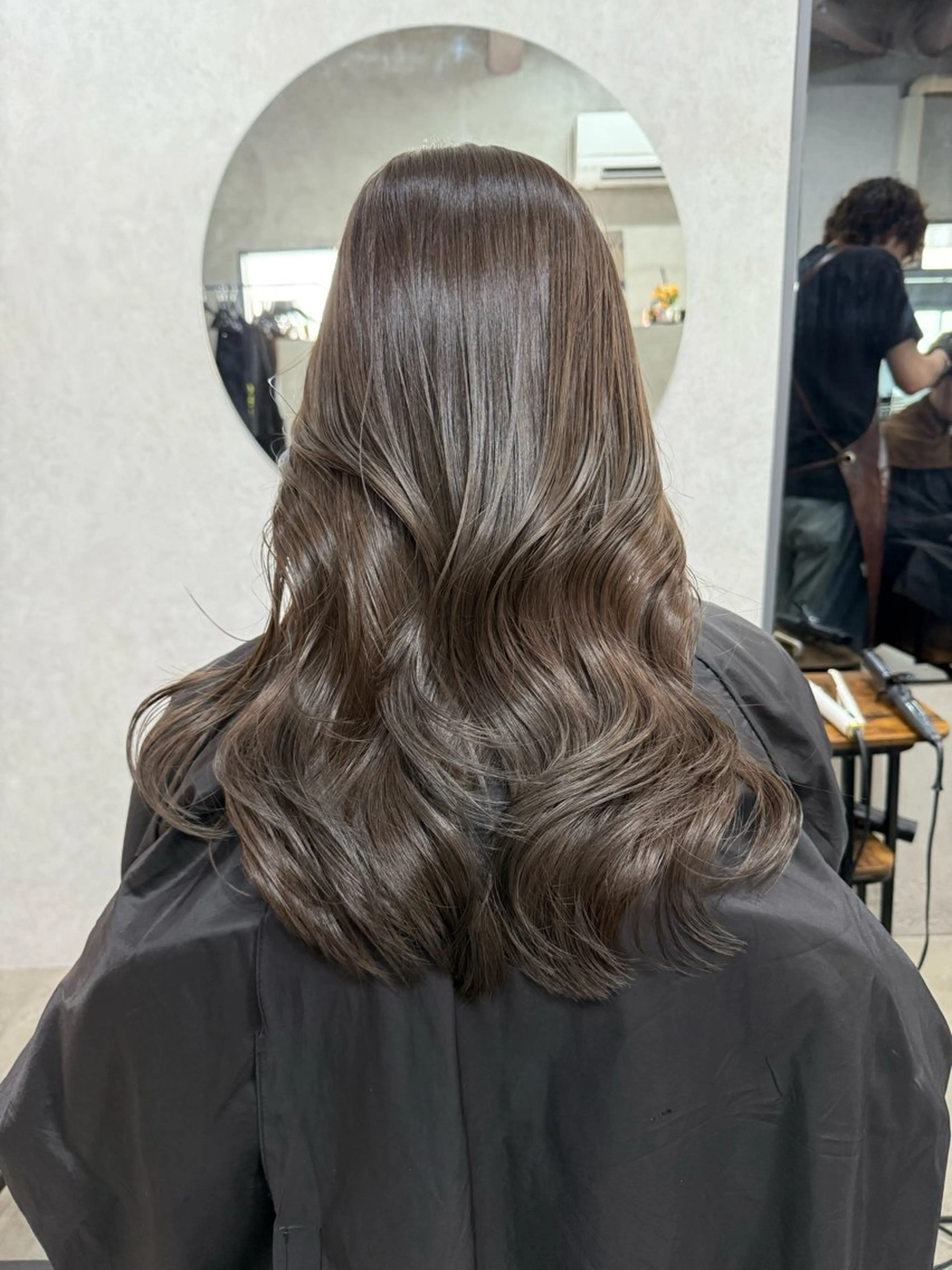 ロング カラー グレージュ AIRI layer cut hairのヘアスタイル