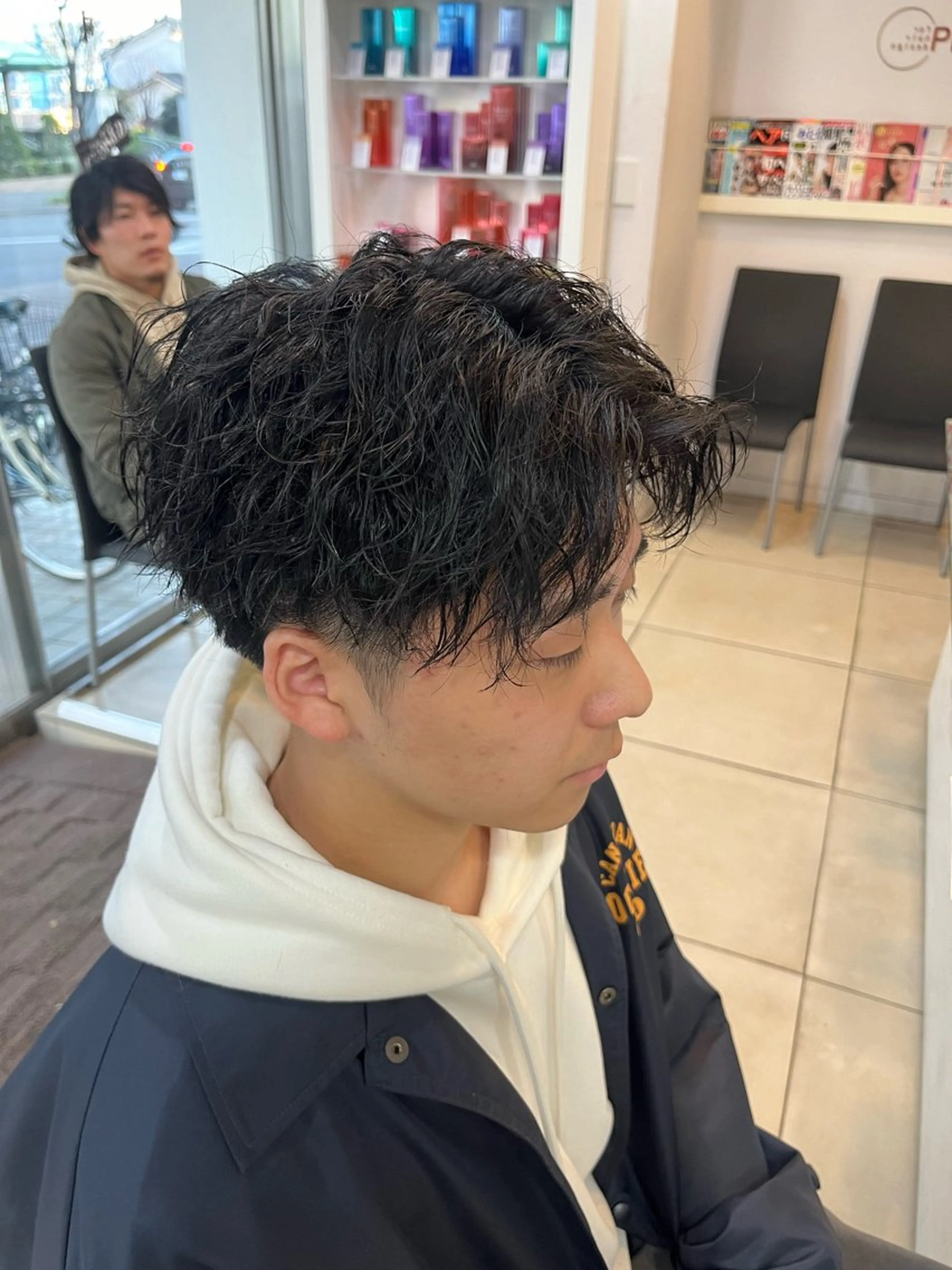 ショート パーマ メンズ センターパート メンズパーマ ツイストスパイラルパーマ ショートヘア スパイラルパーマ カット パーマ カルマ・ニュアンス パーマ　須田龍世のヘアスタイル