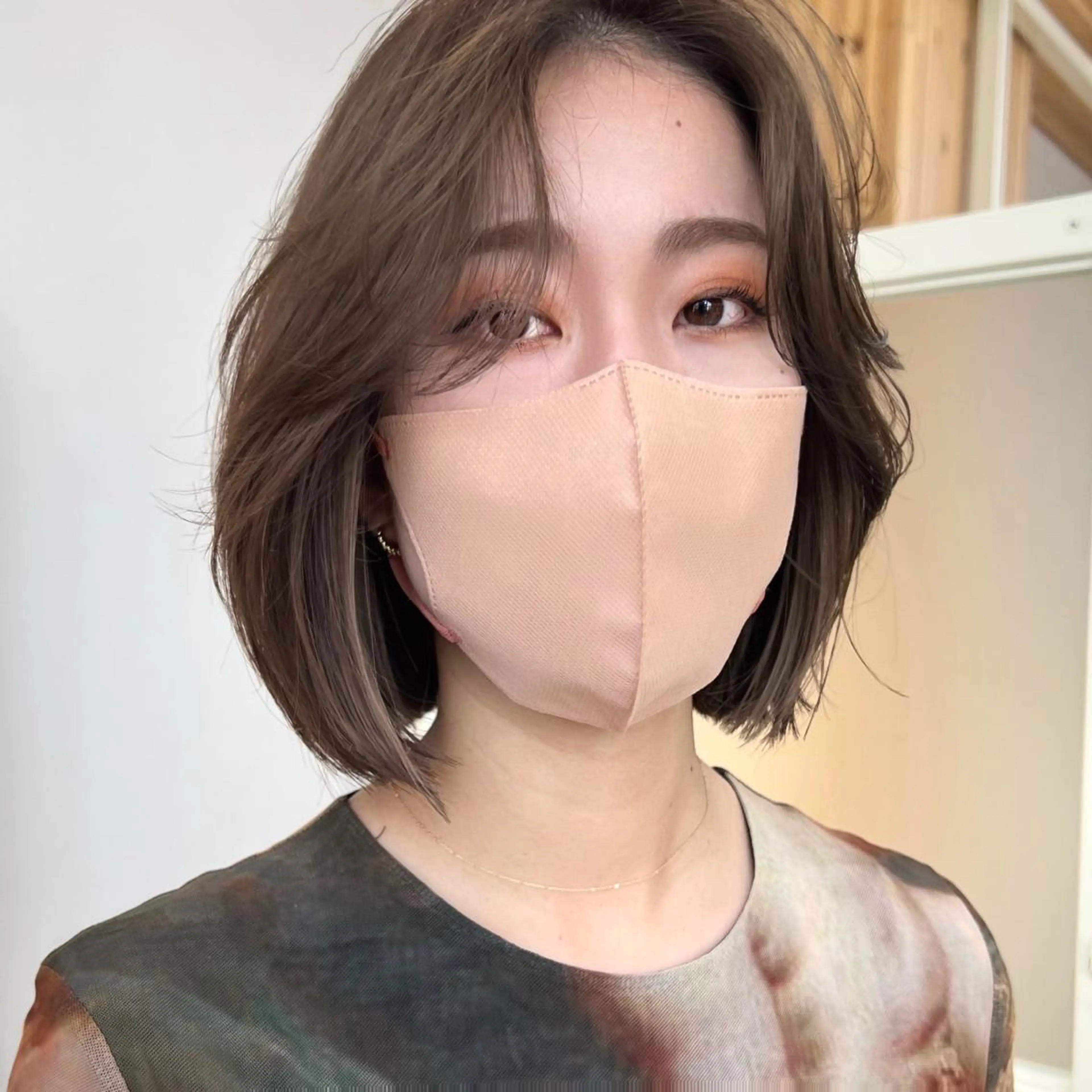 ショート カラー ミストバング グレージュ ボブ くびれヘア 斜めバング ヘアカラー トリートメント ニュアンスレイヤー ハイトーンカラーのヘアスタイル
