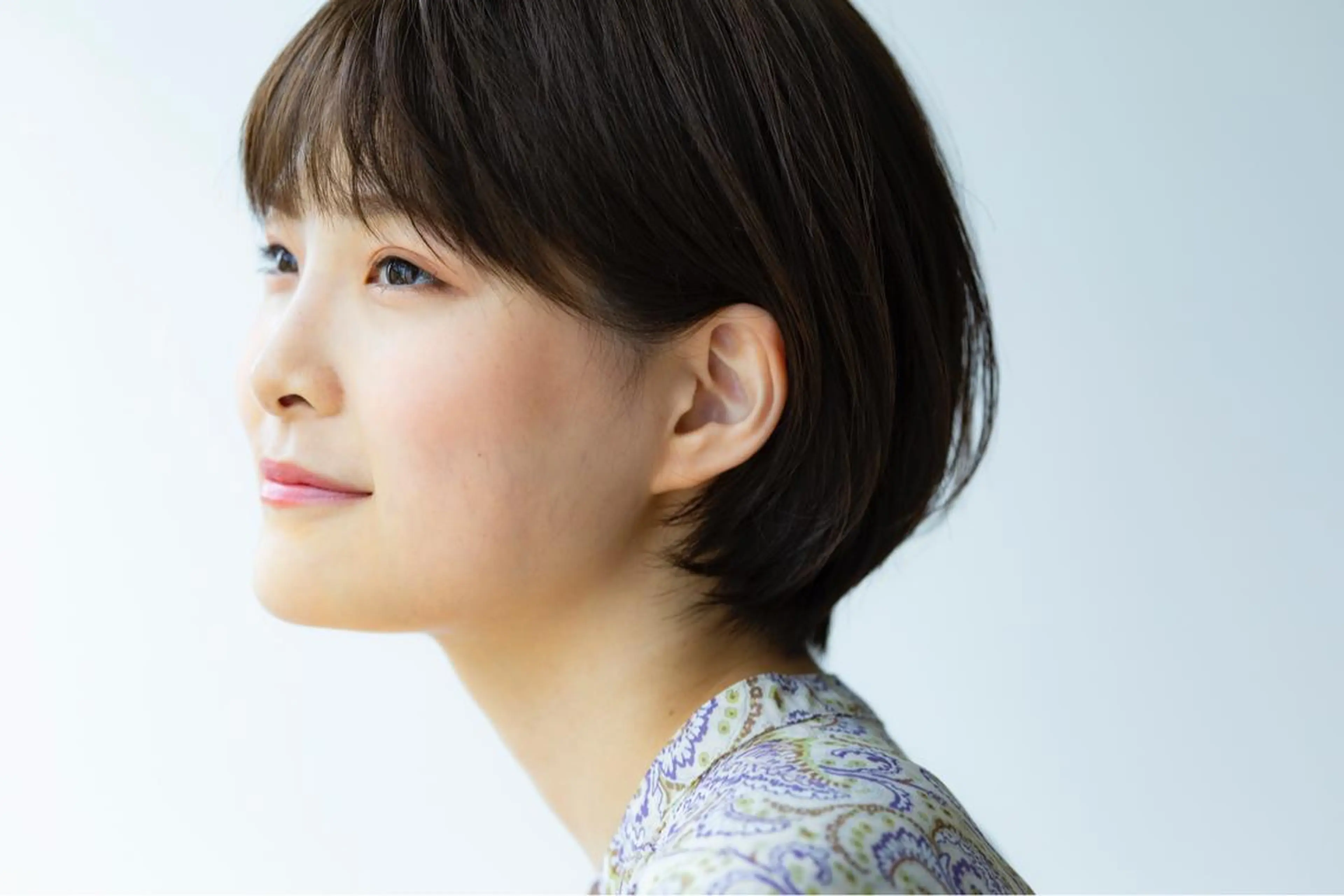 ショート カラー ベージュカラー オリーブベージュ くびれヘア ショートヘア 太田ありさ クリーミーヘアカラーのヘアスタイル