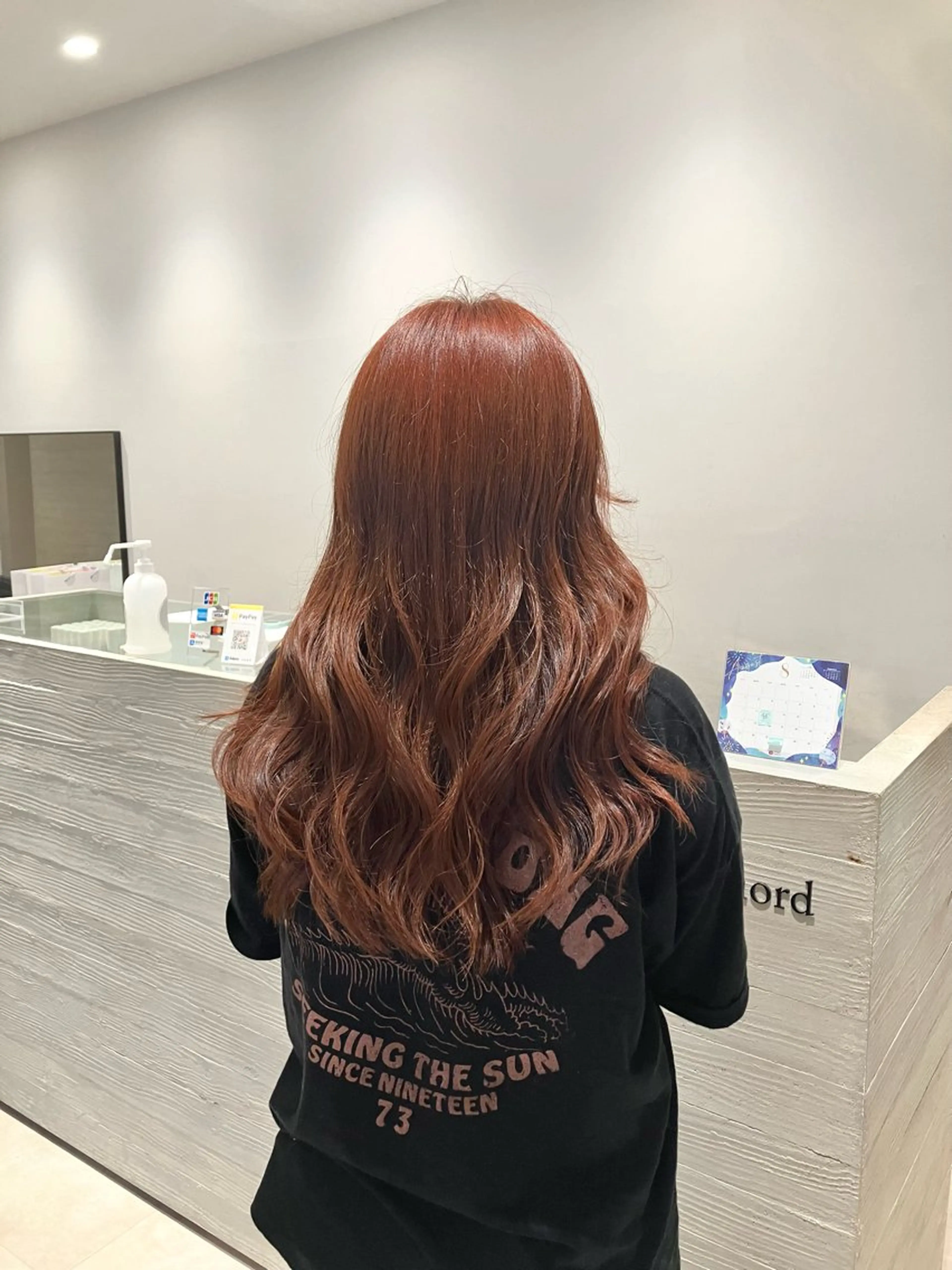 ロング カラー ブラウンカラー オレンジ オレンジブラウン サキ🤍ハイトーン 🩰くびれ巻きヘアのヘアスタイル