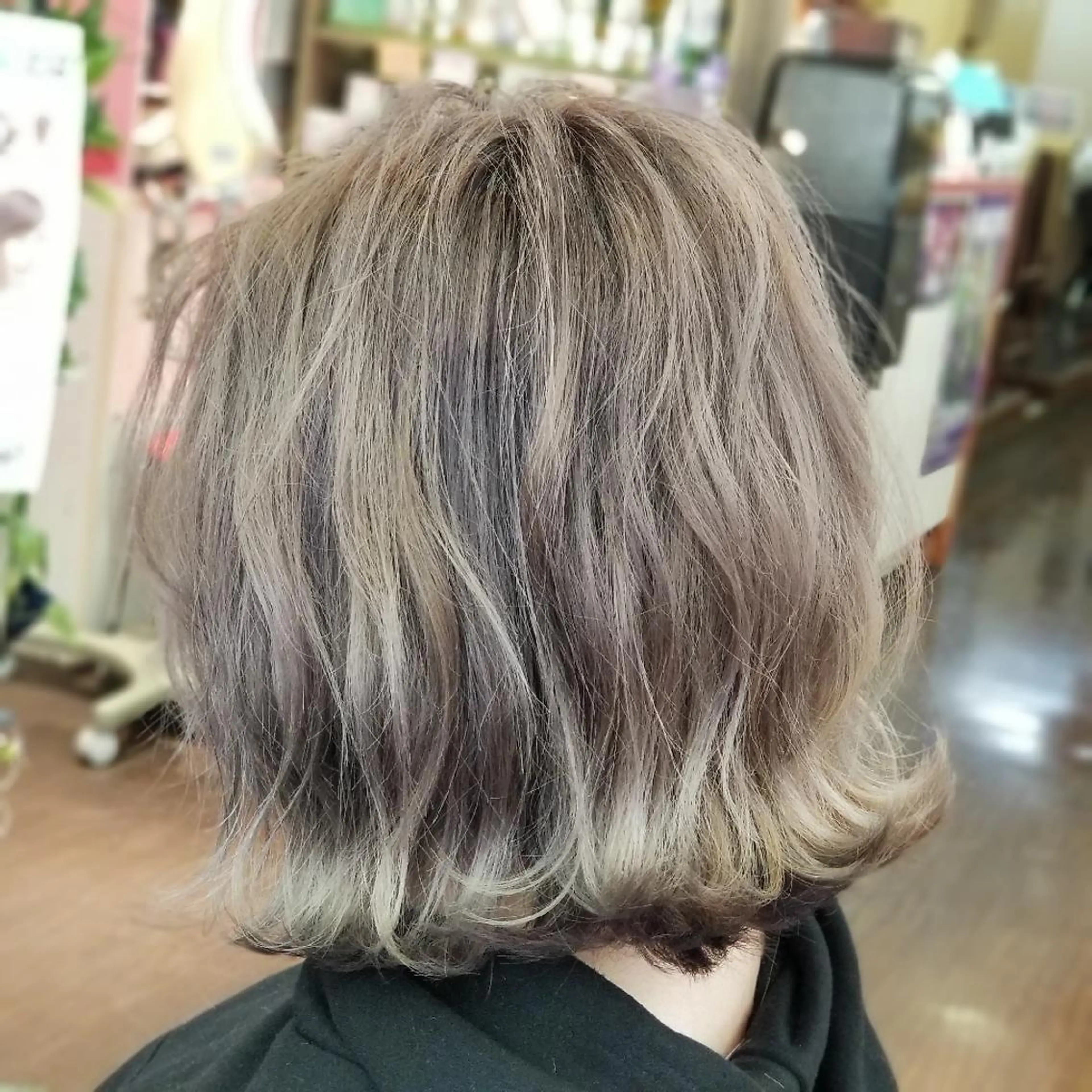 ミディアム カラー ブリーチ グレージュ ヘアカラー 植田 修平/エクステ /髪質改善カラーのヘアスタイル