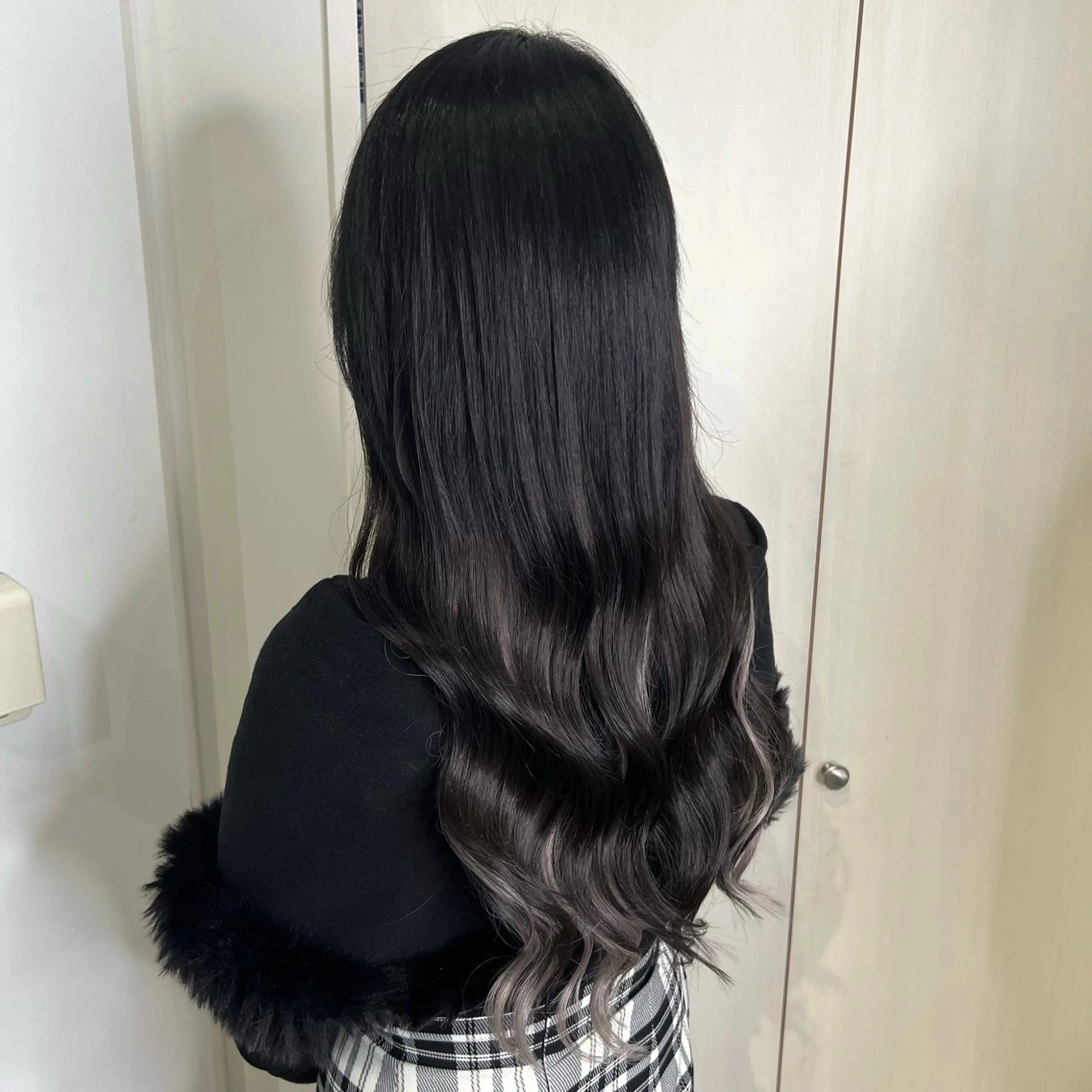 ロング カラー 黒髪 ナチュラルブラック シルバー ヘアカラー エクステ 🦋エクステ🦋 TOMOKAのヘアスタイル