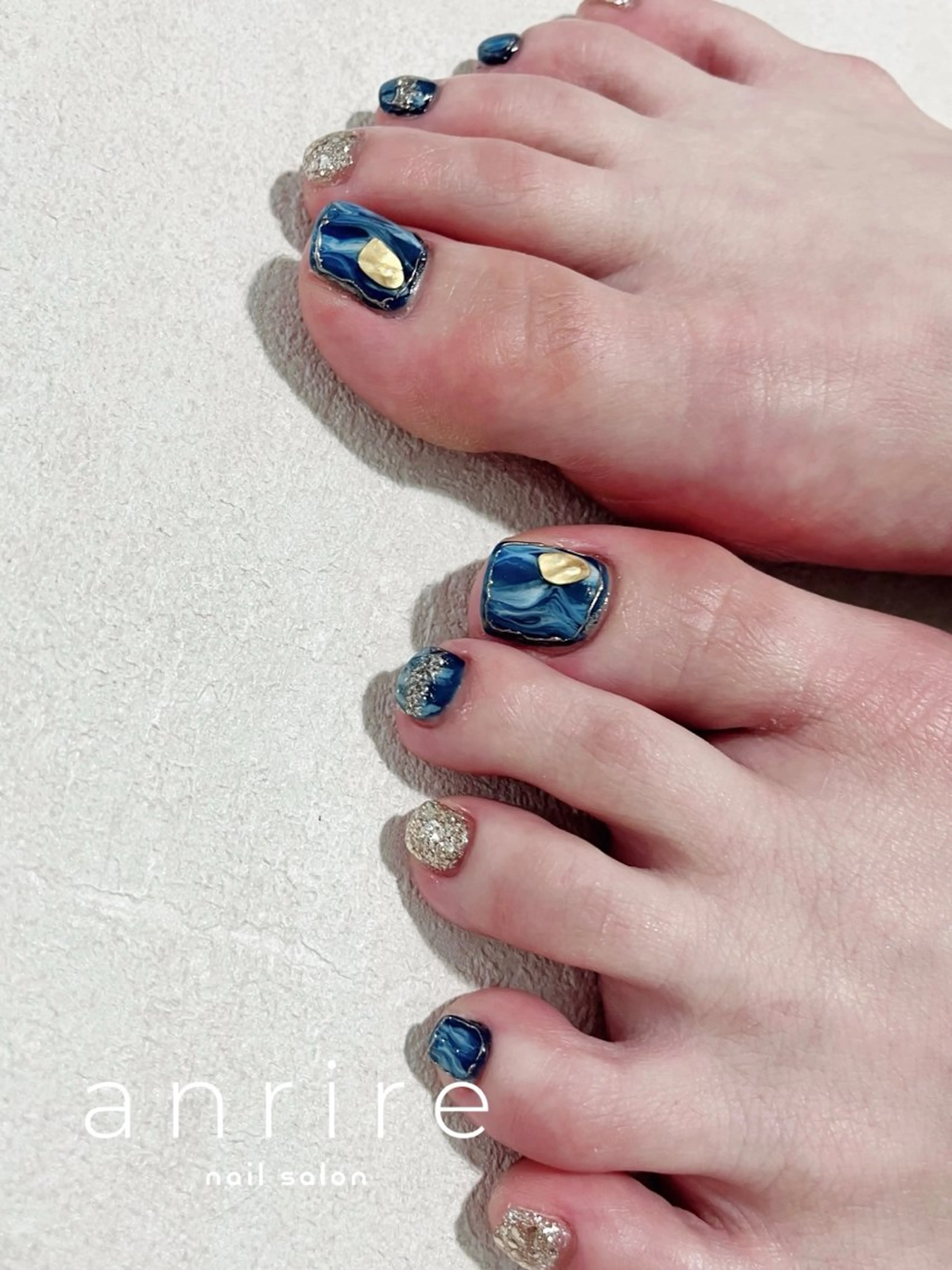 ネイル ブルー ジェルネイル ゴールド キラキラネイル ラメ(グリッター) フットネイル nail salon anrire〜アンリール〜所属・nailsalon anrireのネイルデザイン
