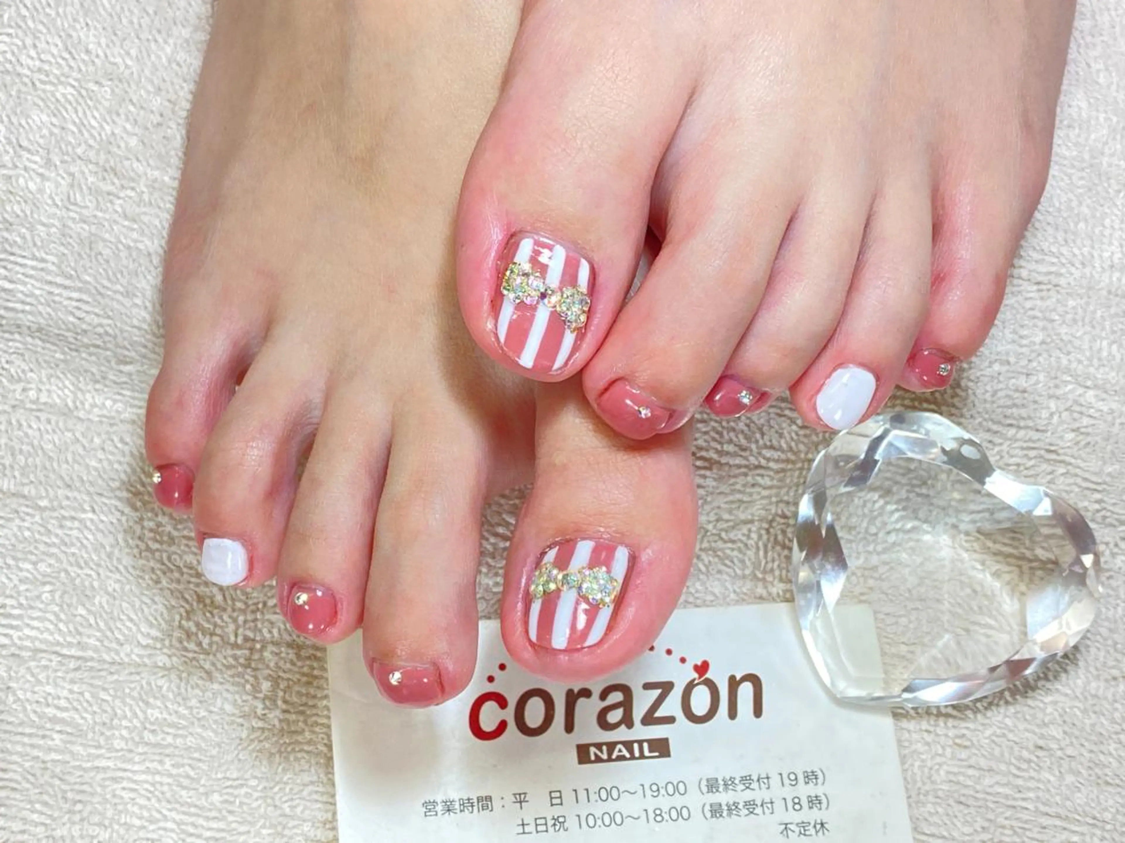 ネイル オーロラネイル フットネイル ゴールド ピンク リボン フットネイル corazon所属・ネイリスト aicoのネイルデザイン