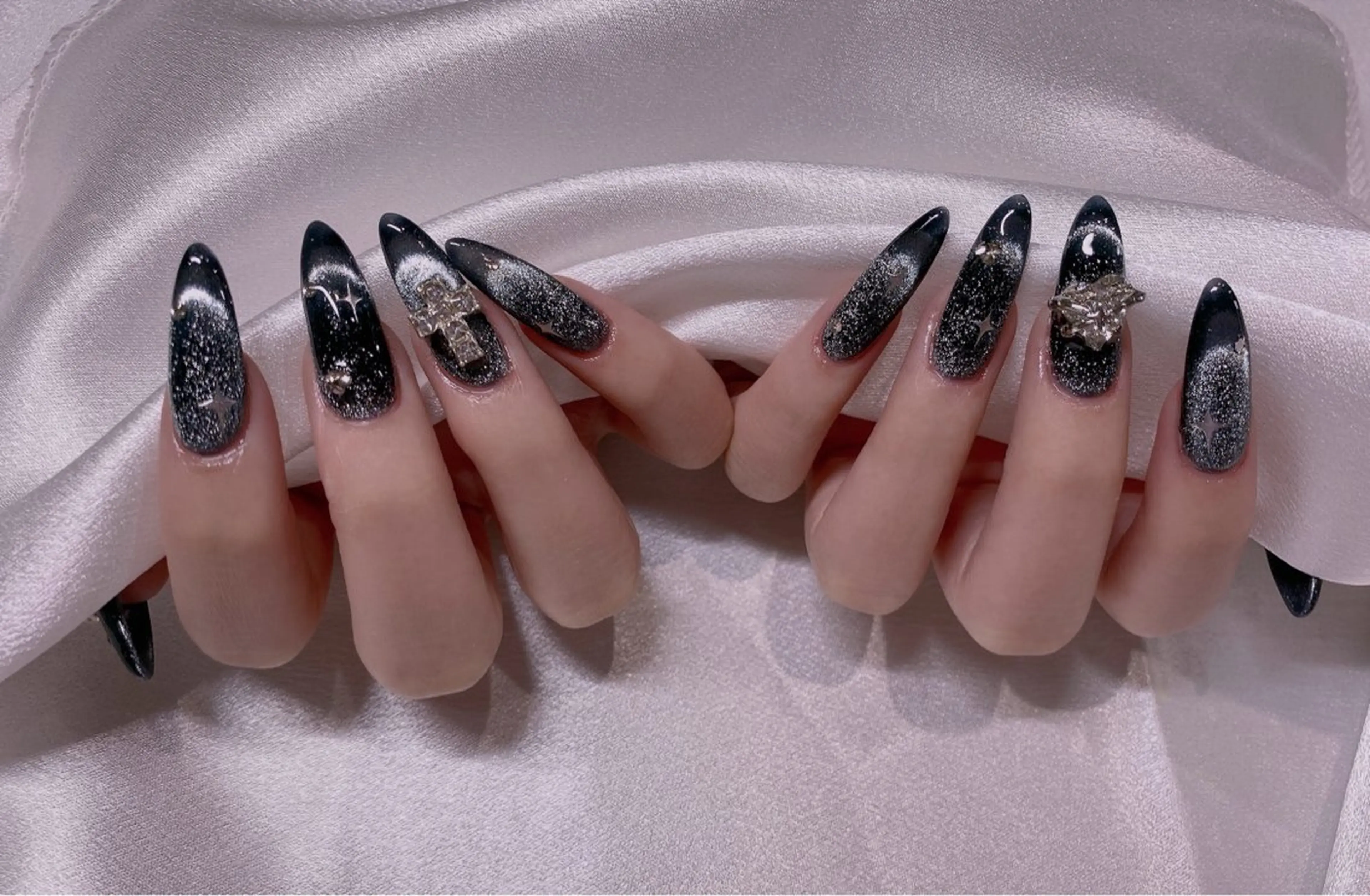 ネイル ブルー チークネイル フレンチネイル ハート ホログラムネイル 美爪パラジェル導入店 Sunnilyのネイルデザイン