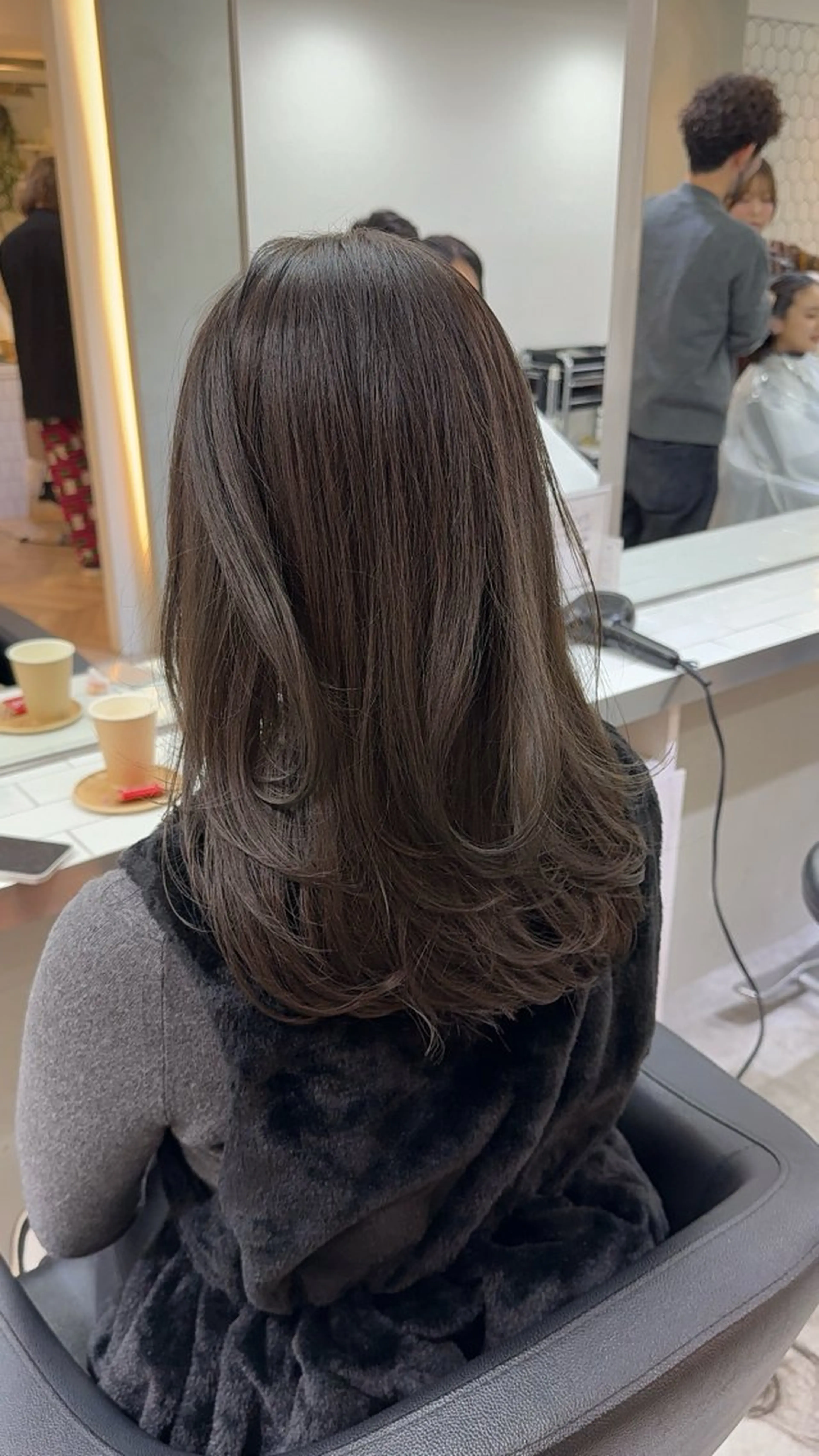 セミロング カラー カット ヘアカラー トリートメント 艶髪レイヤー顔周り グレージュ添田晃基のヘアスタイル