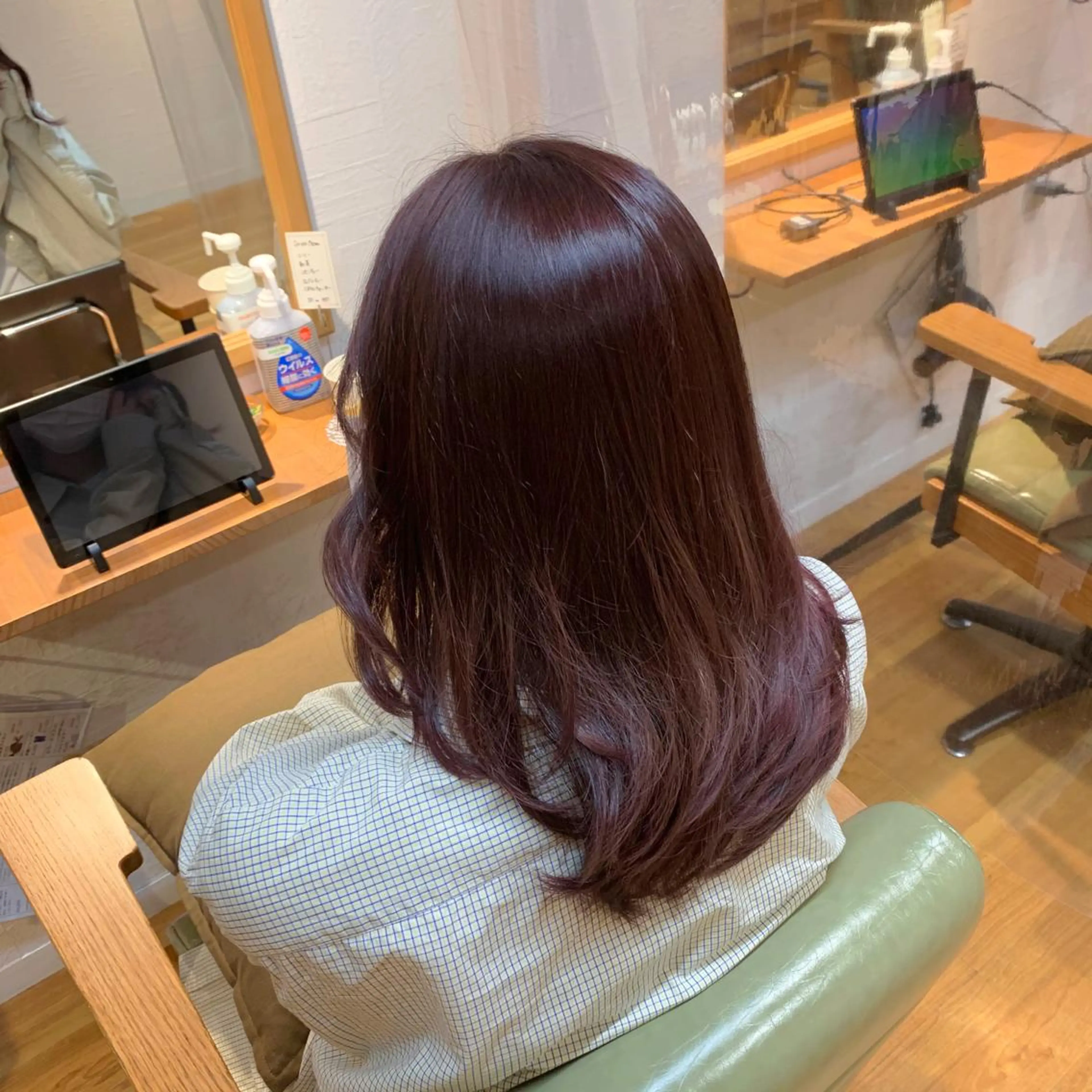 セミロング カラー ピンクカラー ピンクパープル パープルカラー カット ヘアカラー トリートメント traceby8所属・traceby8 小濱彰太のヘアスタイル