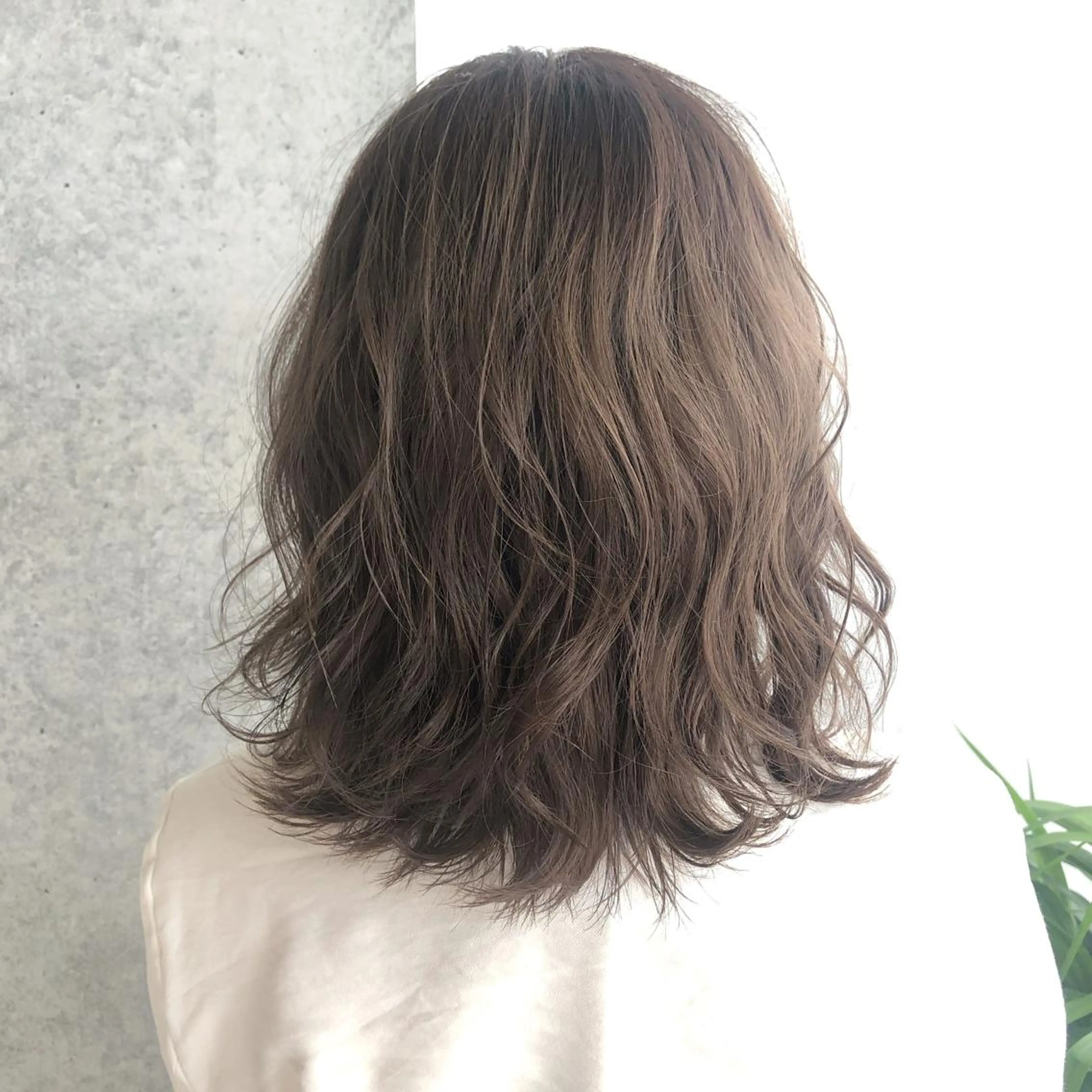 ミディアム カラー 透明感カラー グレージュ ミルクティーグレージュ the path ナツミのヘアスタイル