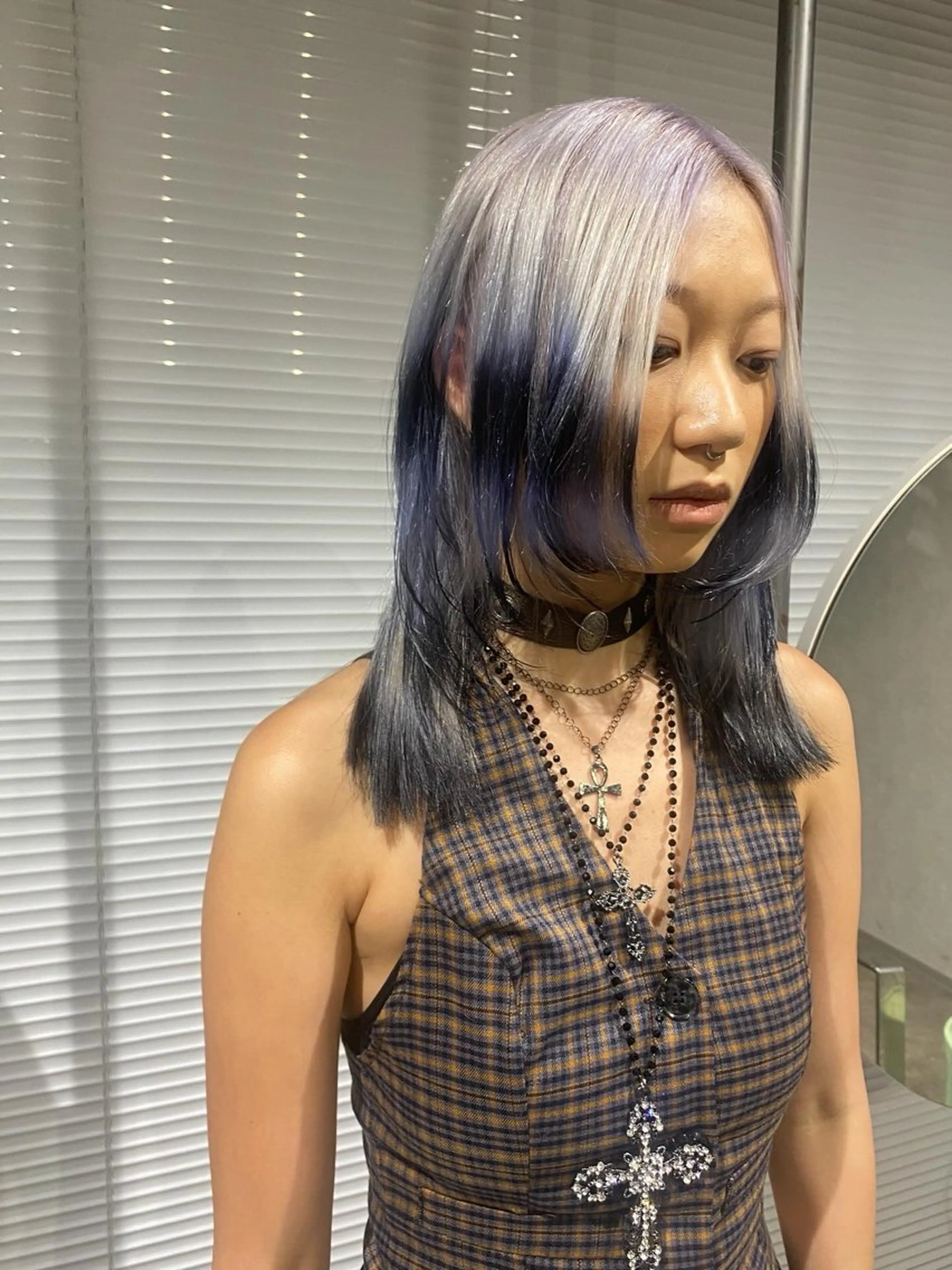 セミロング カラー 黒髪 デザインカラー qpula所属・qpula misuzuのヘアスタイル