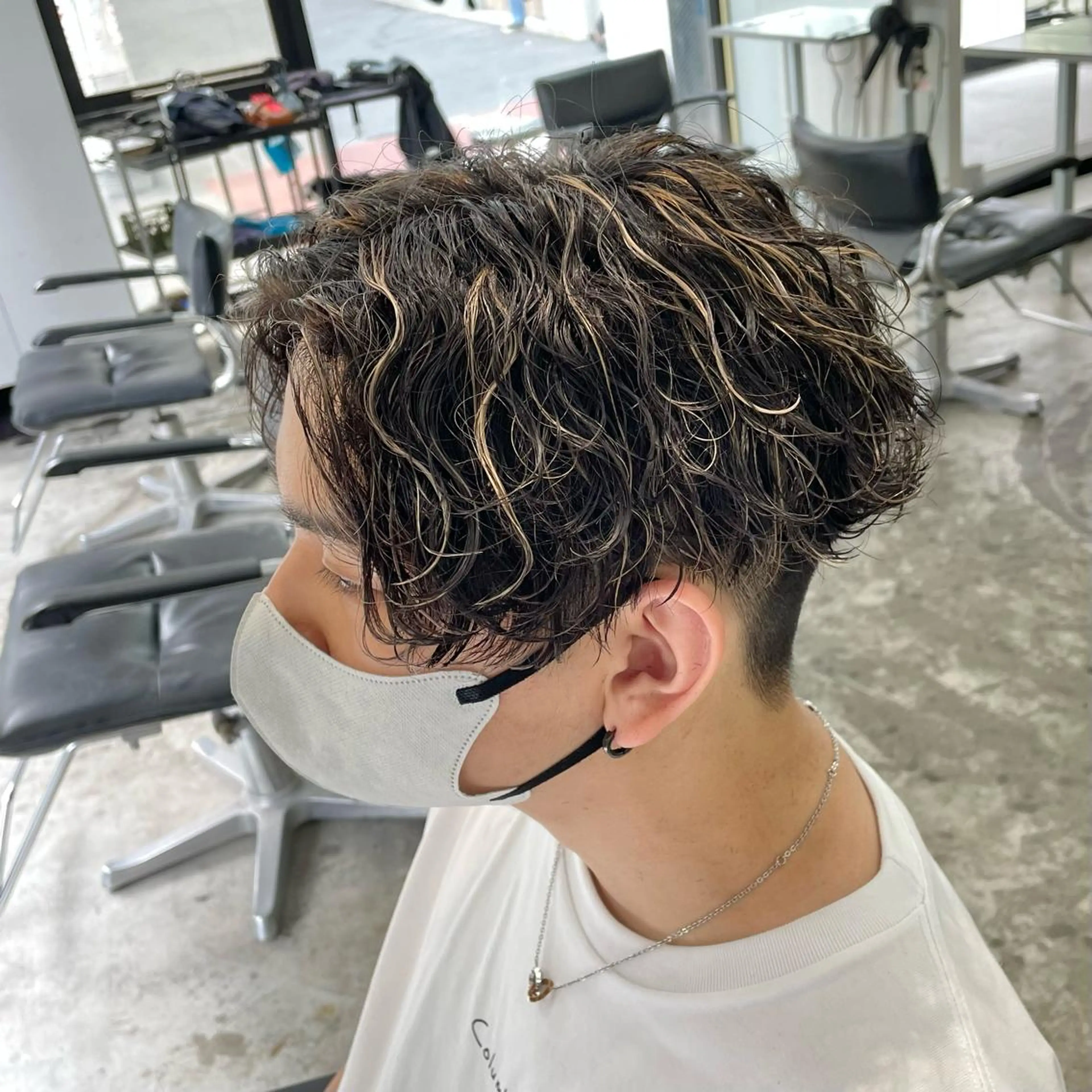 ショート カラー パーマ メンズ メンズハイライト 波巻きパーマ ハイライトカラー ハイライト カット ヘアカラー パーマ メンズ特化美容師/ 藤戸 椋のヘアスタイル