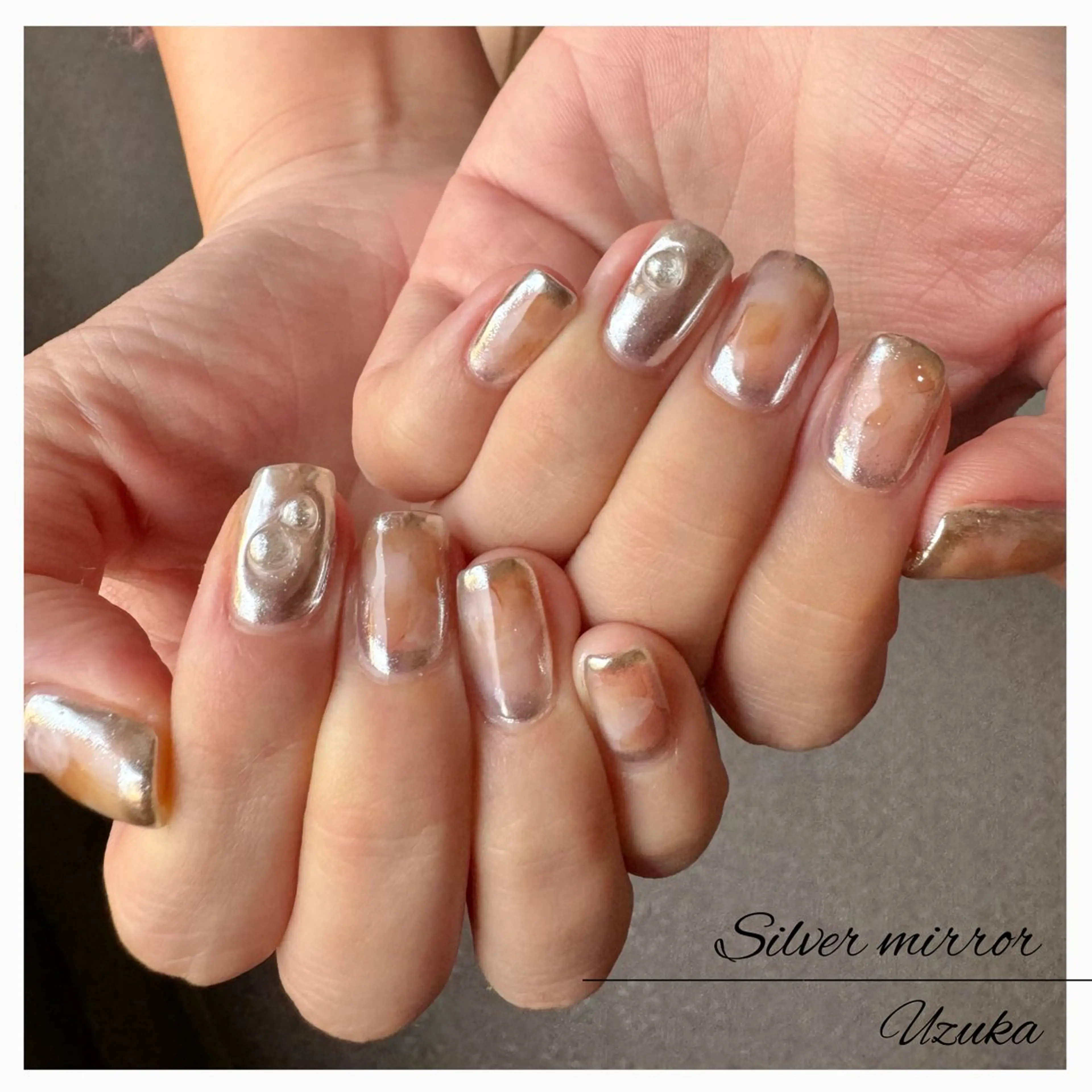 ネイル ミラーネイル 持ち込み ニュアンスネイル シルバー スクエアネイル 【 enn 】 Uzuka Yukaのネイルデザイン