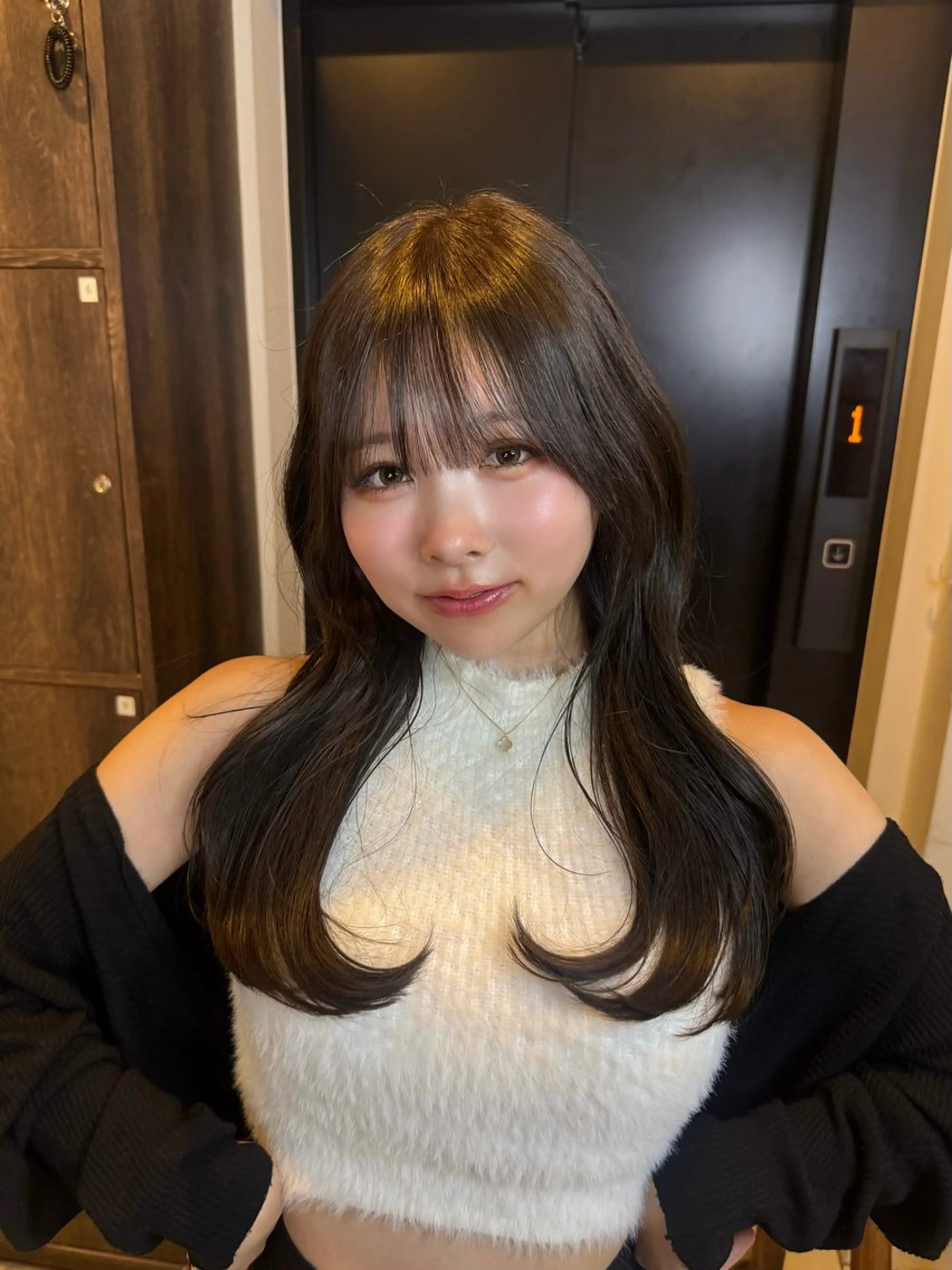 ロング カラー ロングレイヤー アッシュ アッシュブラウン ブラウンカラー くびれヘア カット トリートメント Bonheur銀座 /前田 栞九郎のヘアスタイル