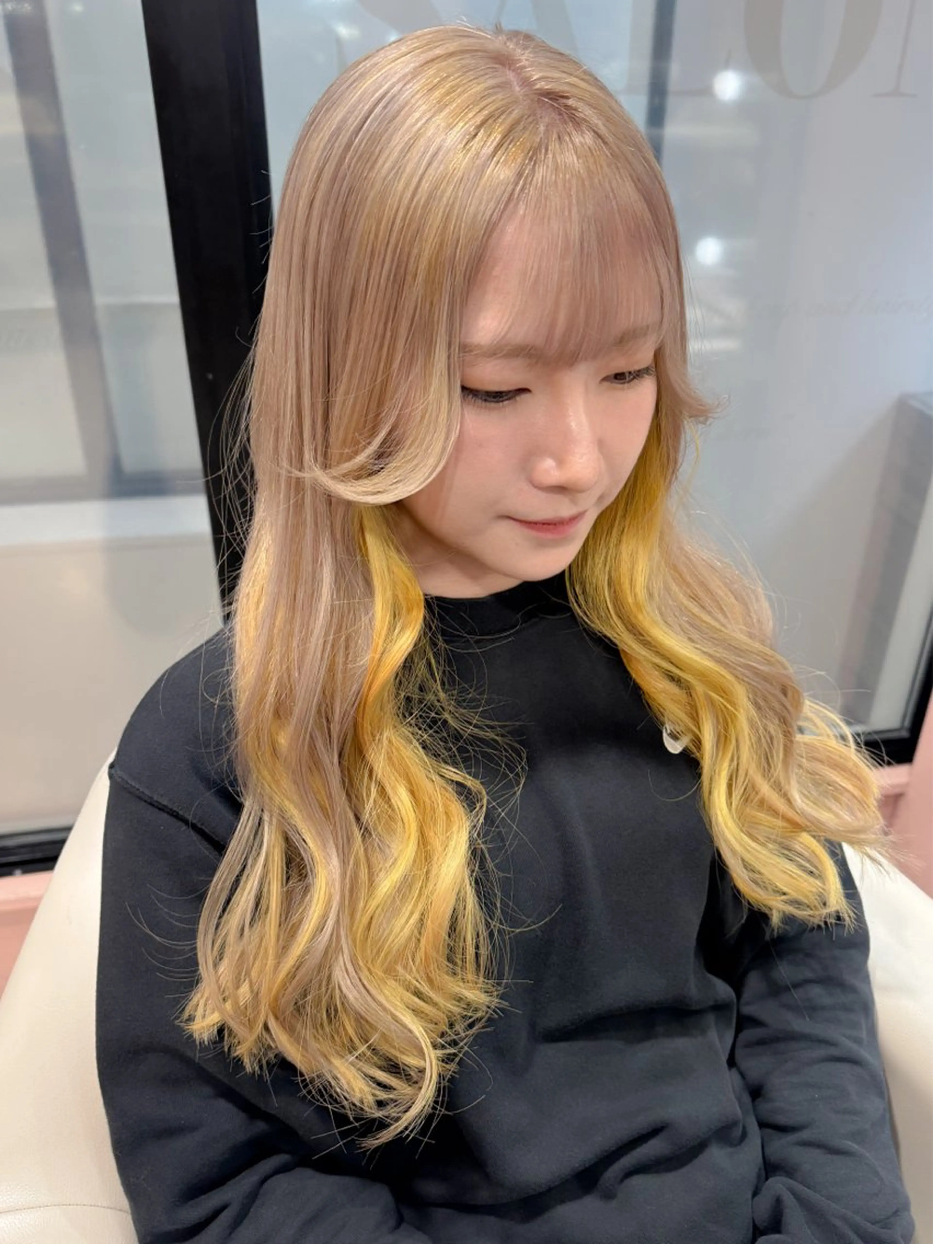 ロング カラー ベージュカラー ハイトーンカラー インナーカラー 韓国風カラー ミルクティーベージュ カット ヘアカラー Chérie所属・Chérie 渋谷/カラーサロンのヘアスタイル