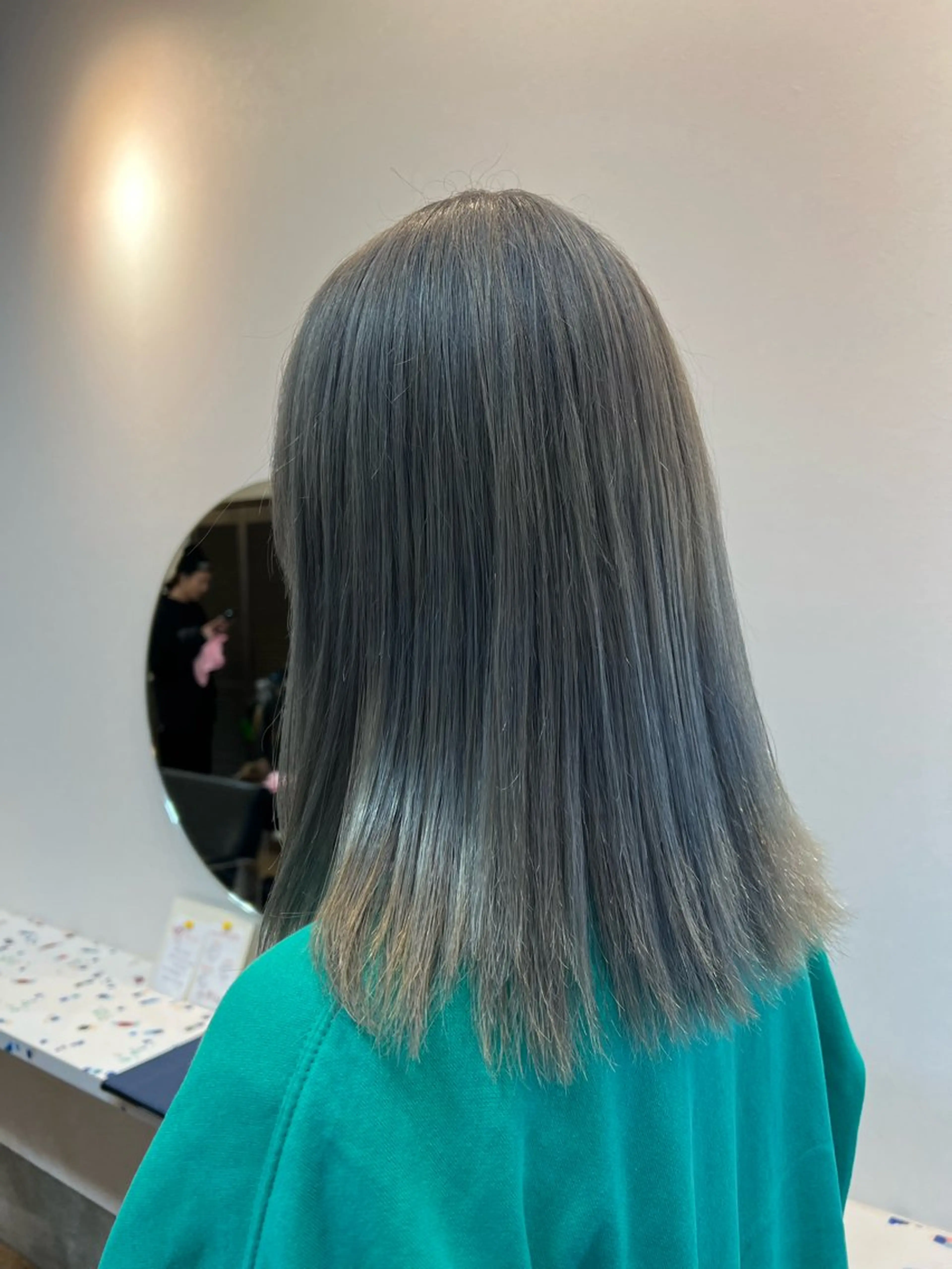 カラー ブリーチ シルバー イシイ ハルナ 🤍のヘアスタイル