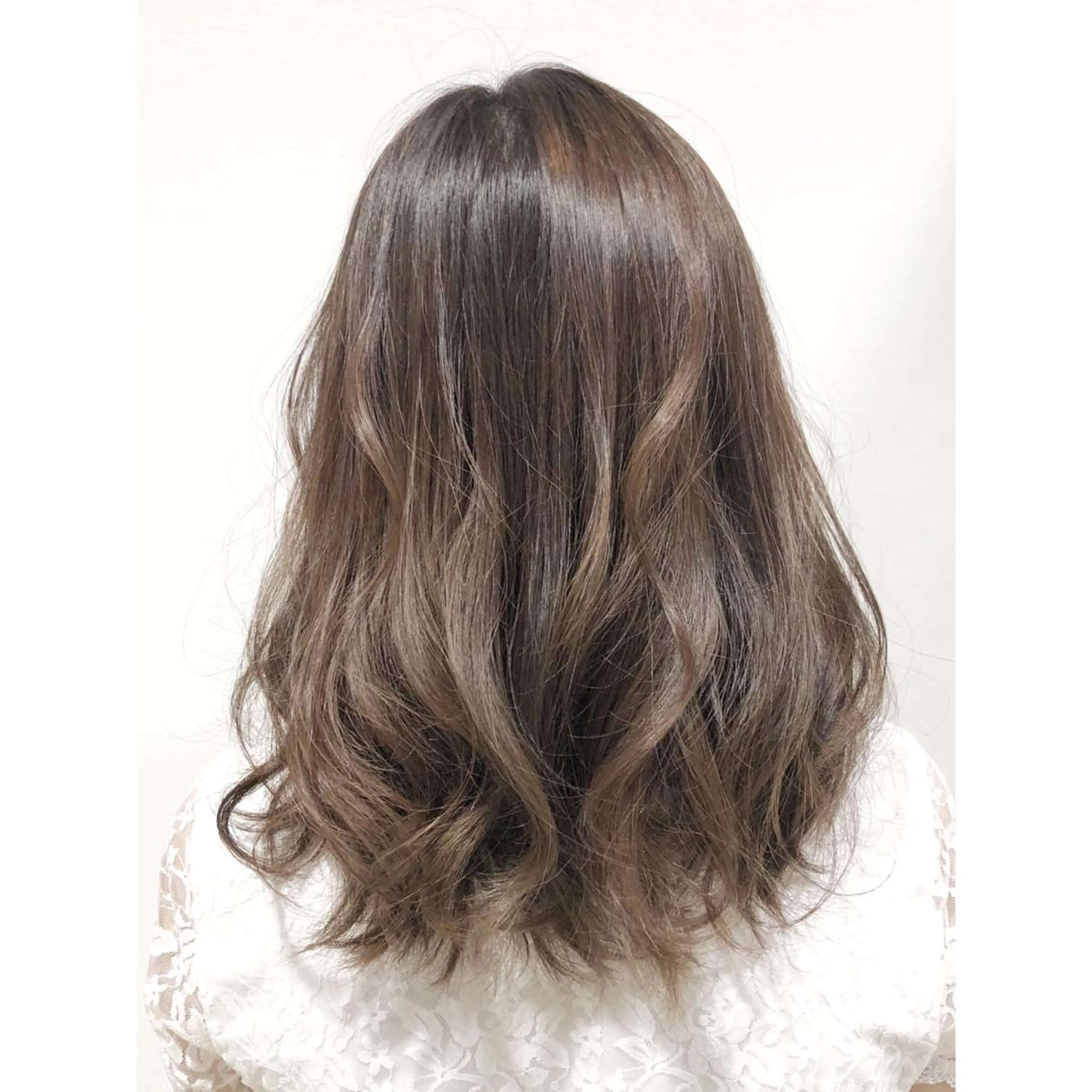 ミディアム カラー ベージュカラー ブリーチ ケアブリーチ ハイライトカラー イルミナカラー KIZU 髪質改善 オカルト怪談のヘアスタイル