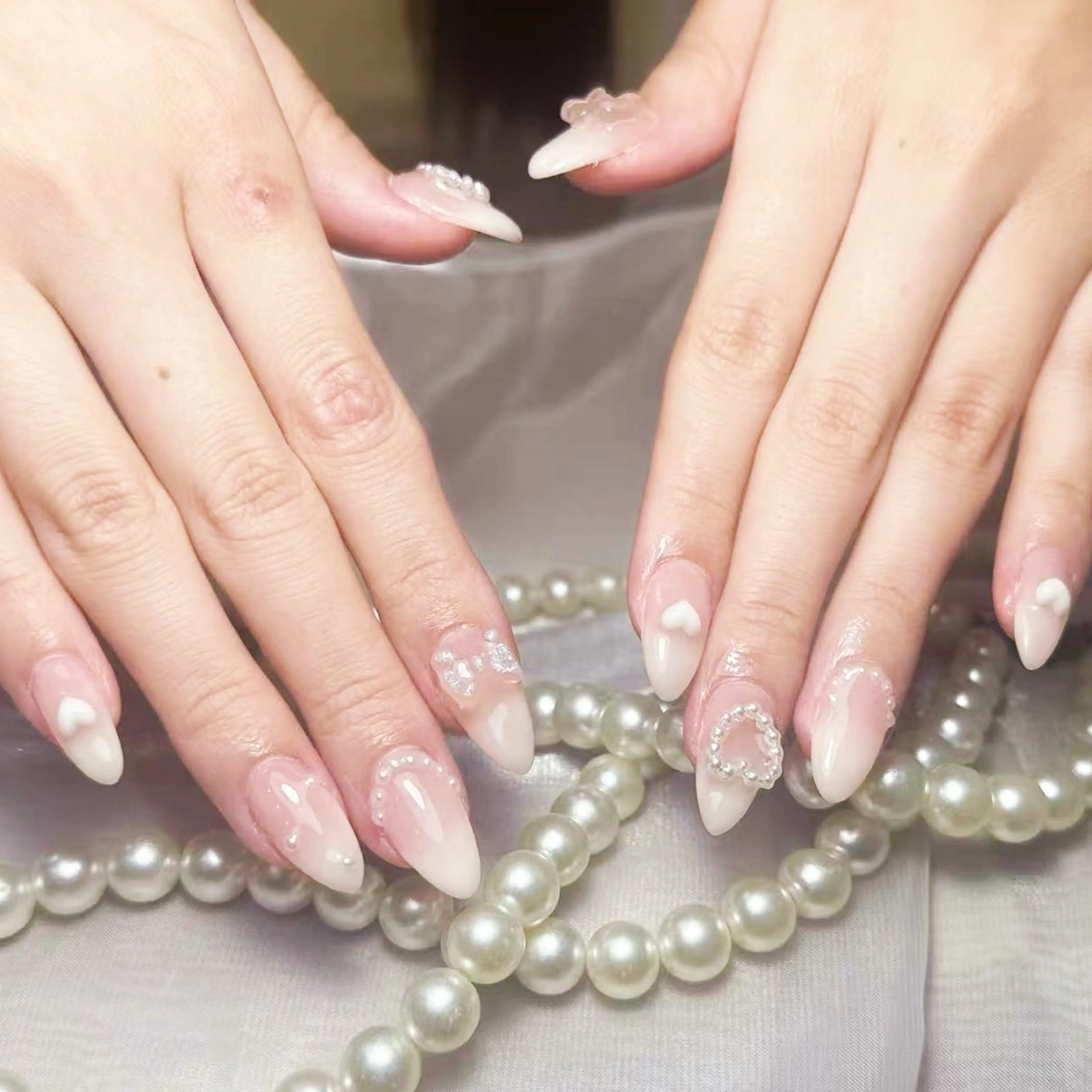 ネイル アートネイル オーロラネイル ガーリー キラキラネイル 韓国ネイル ハンドネイル yu ri 🌹のネイルデザイン