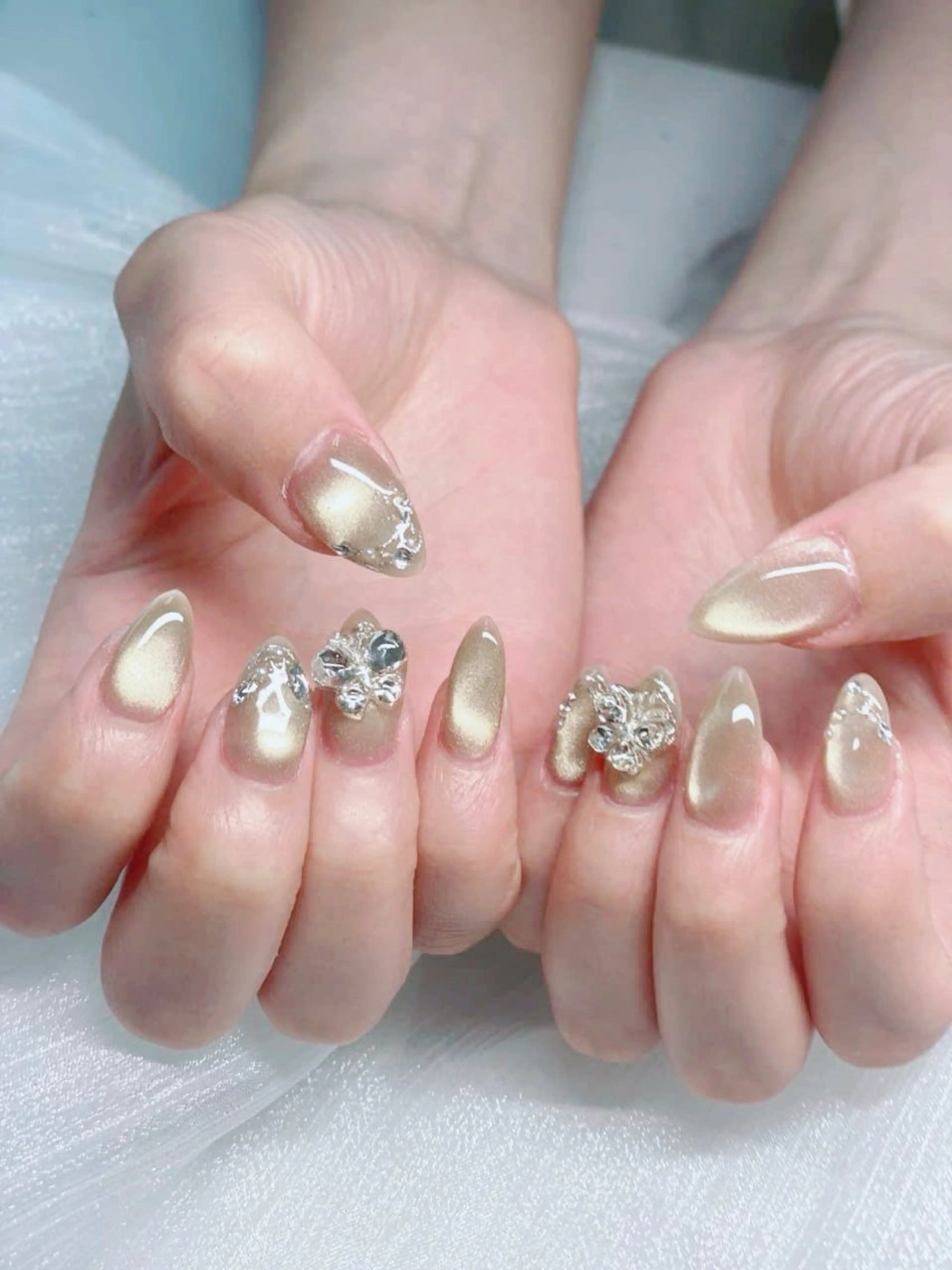 ネイル フレンチネイル グラデーション キラキラネイル 韓国ネイル マグネットネイル ハンドネイル ハンドケア Hara Nail 【パラジェル使用】のネイルデザイン