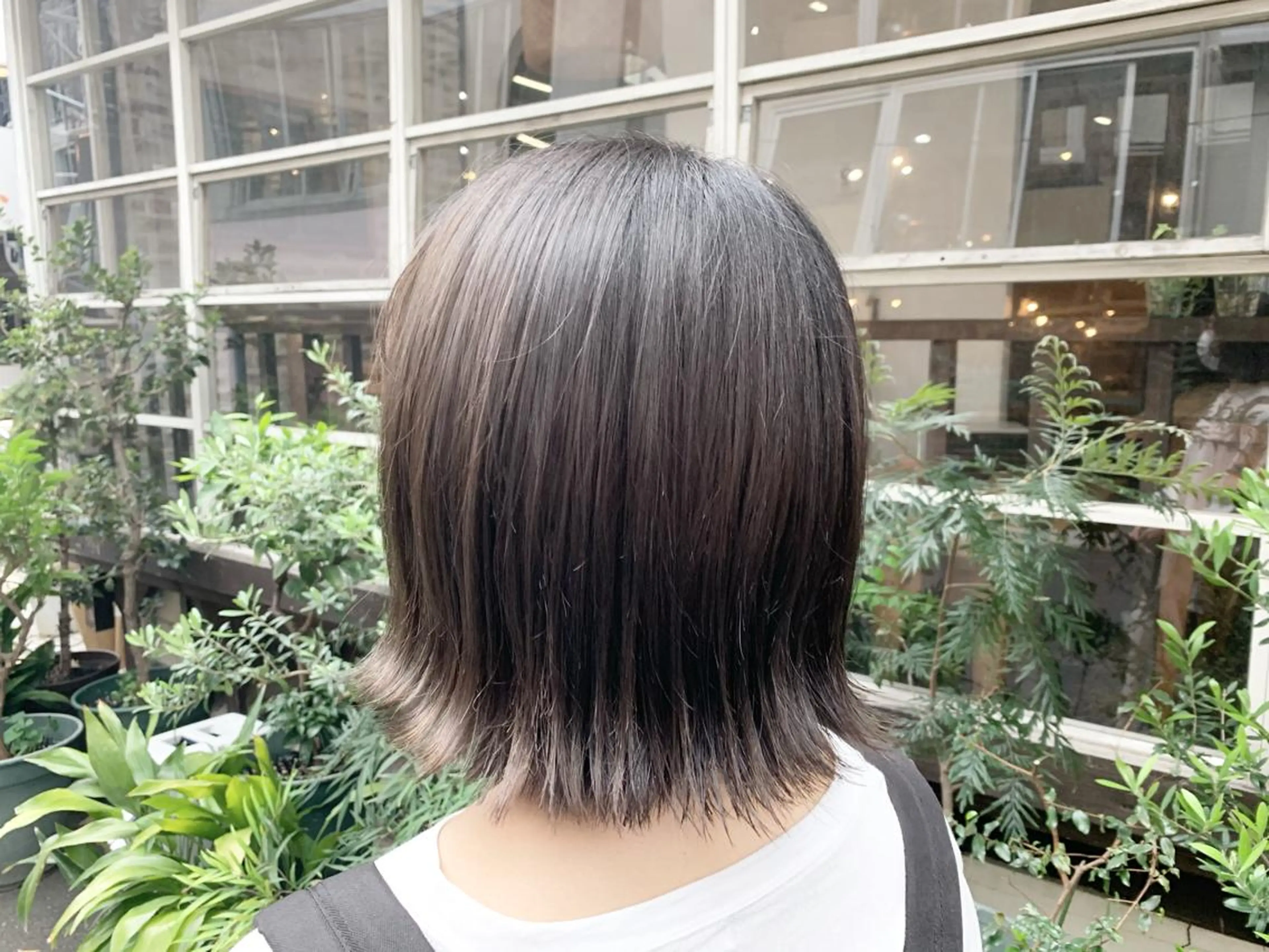 ショート カラー アッシュ シルバー シルバーアッシュ ボブ 外ハネヘア カット ヘアカラー トリートメント LEB所属・下河 宗太のヘアスタイル