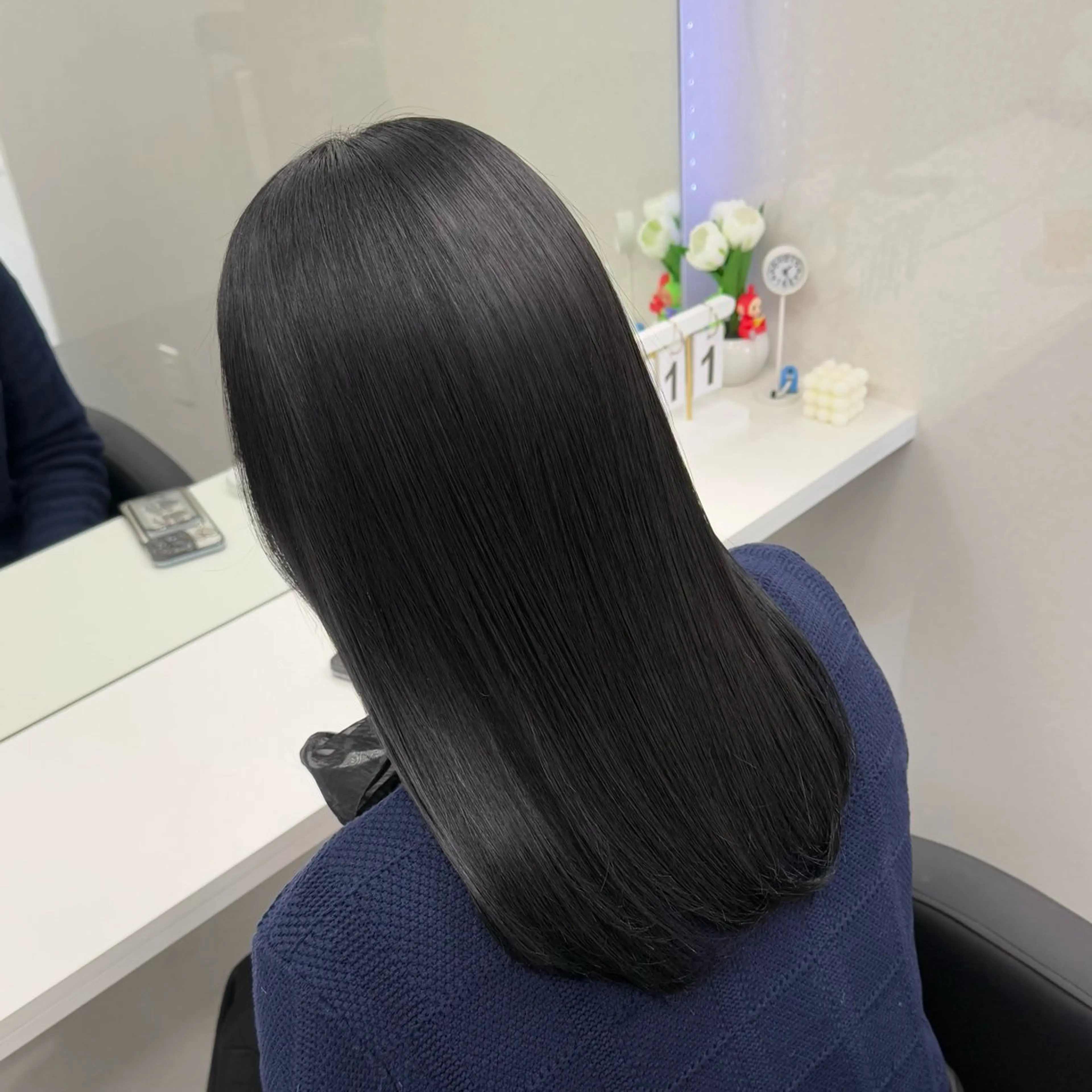 ミディアム カラー 黒髪 ブリーチ ブルーカラー ブルーブラック ダークグレー ヘアカラー トリートメント ハイトーン/ 髪質改善/上質艶髪のヘアスタイル