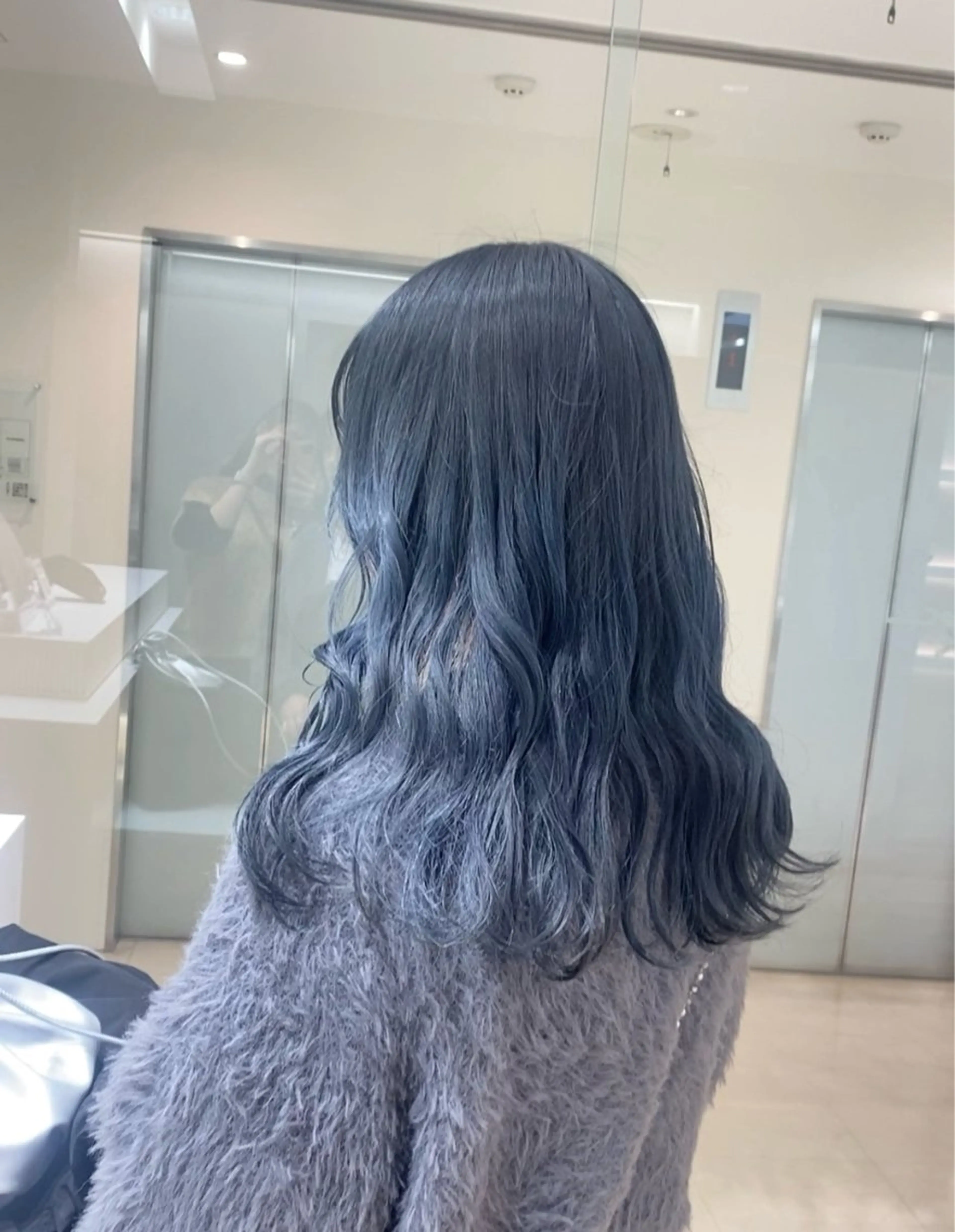 セミロング カラー 黒髪 ブリーチ ブルーカラー ブルーブラック 松永 わかなのヘアスタイル