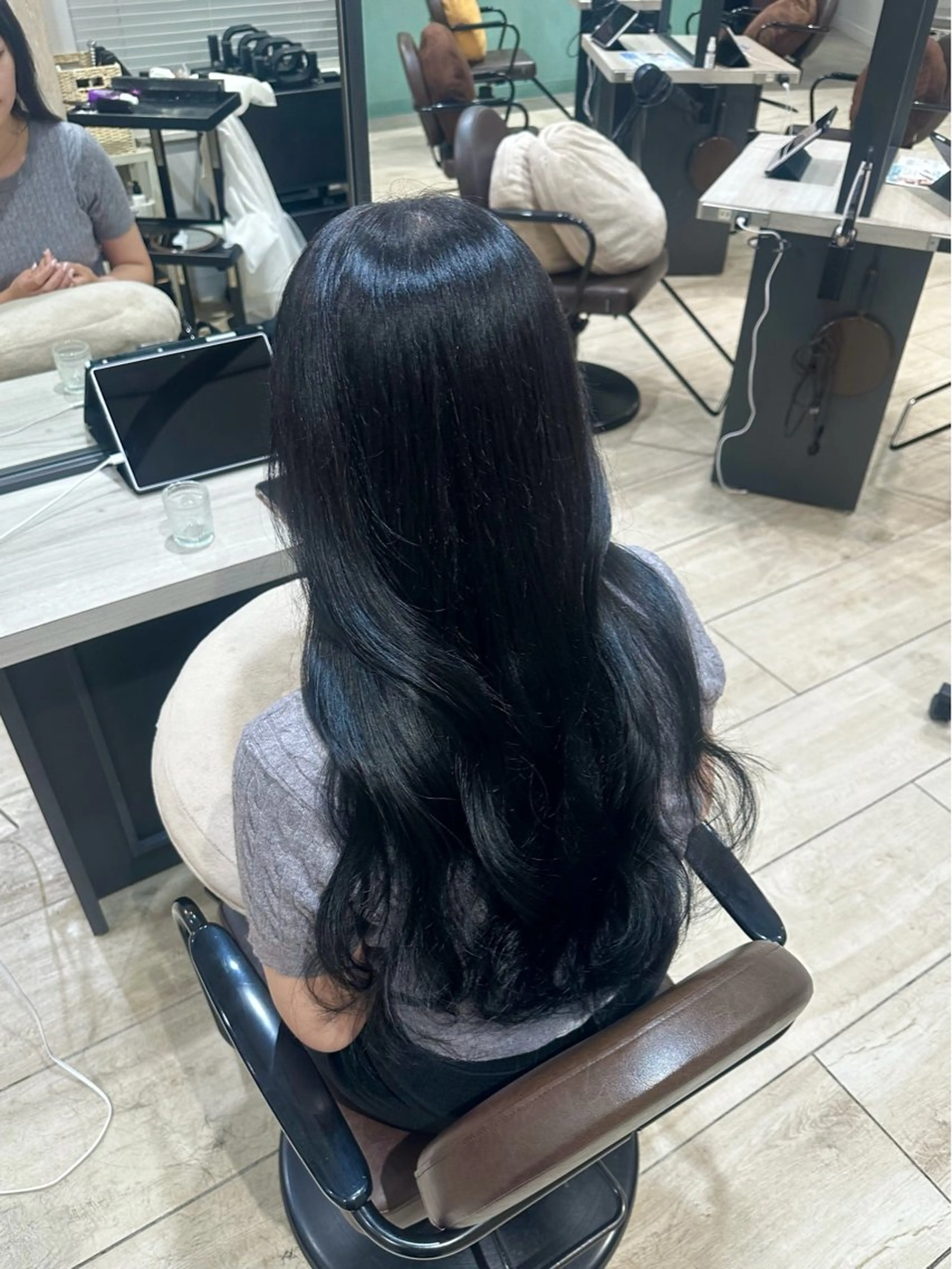 ロング カラー 黒髪 ブルーカラー ブルーブラック 透明感カラー KANA🌀 銀座/レイヤーカットのヘアスタイル