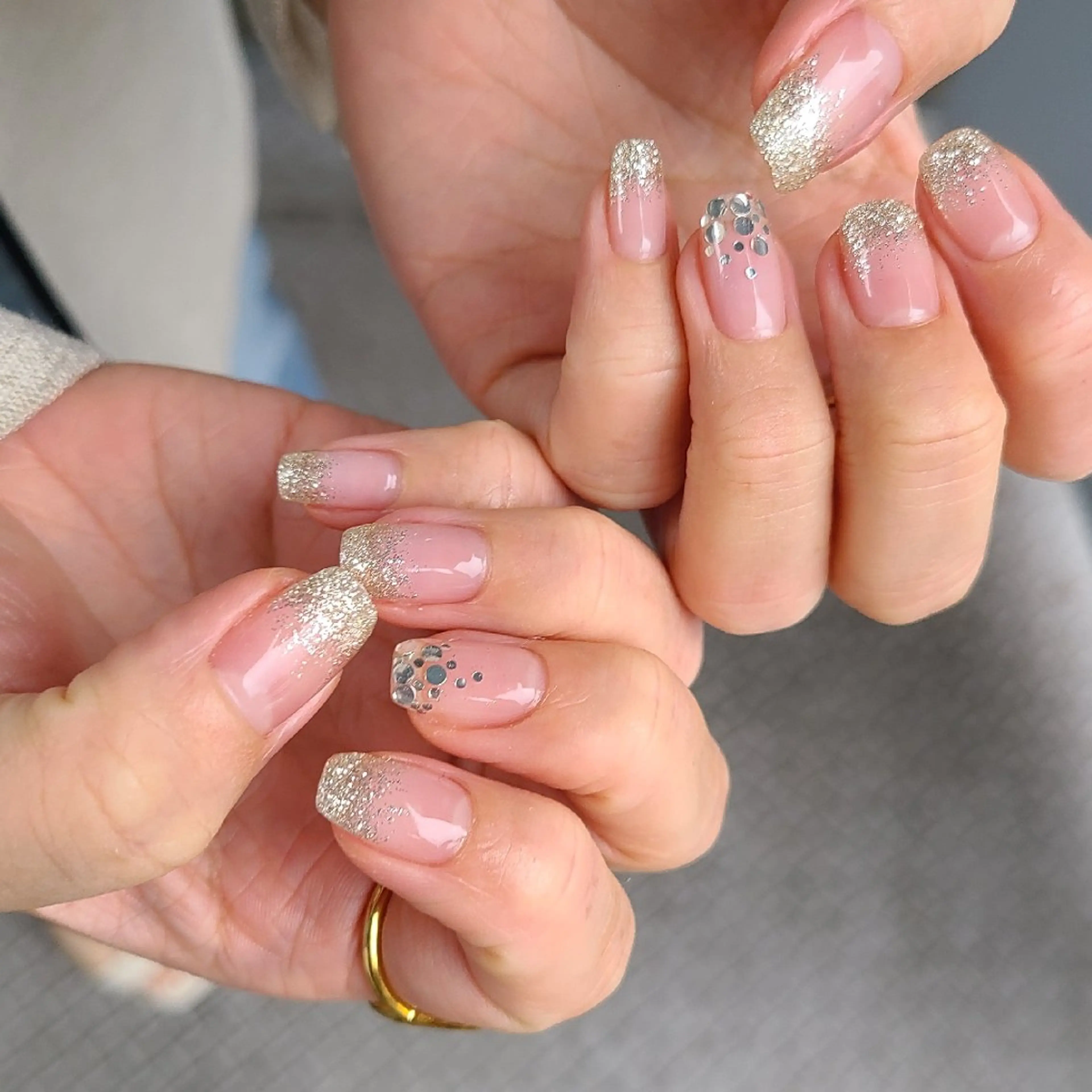 ネイル ラメ(グリッター) ラメグラデーション スクエアネイル ハンドネイル 川澄もえ/ relownail のネイルデザイン