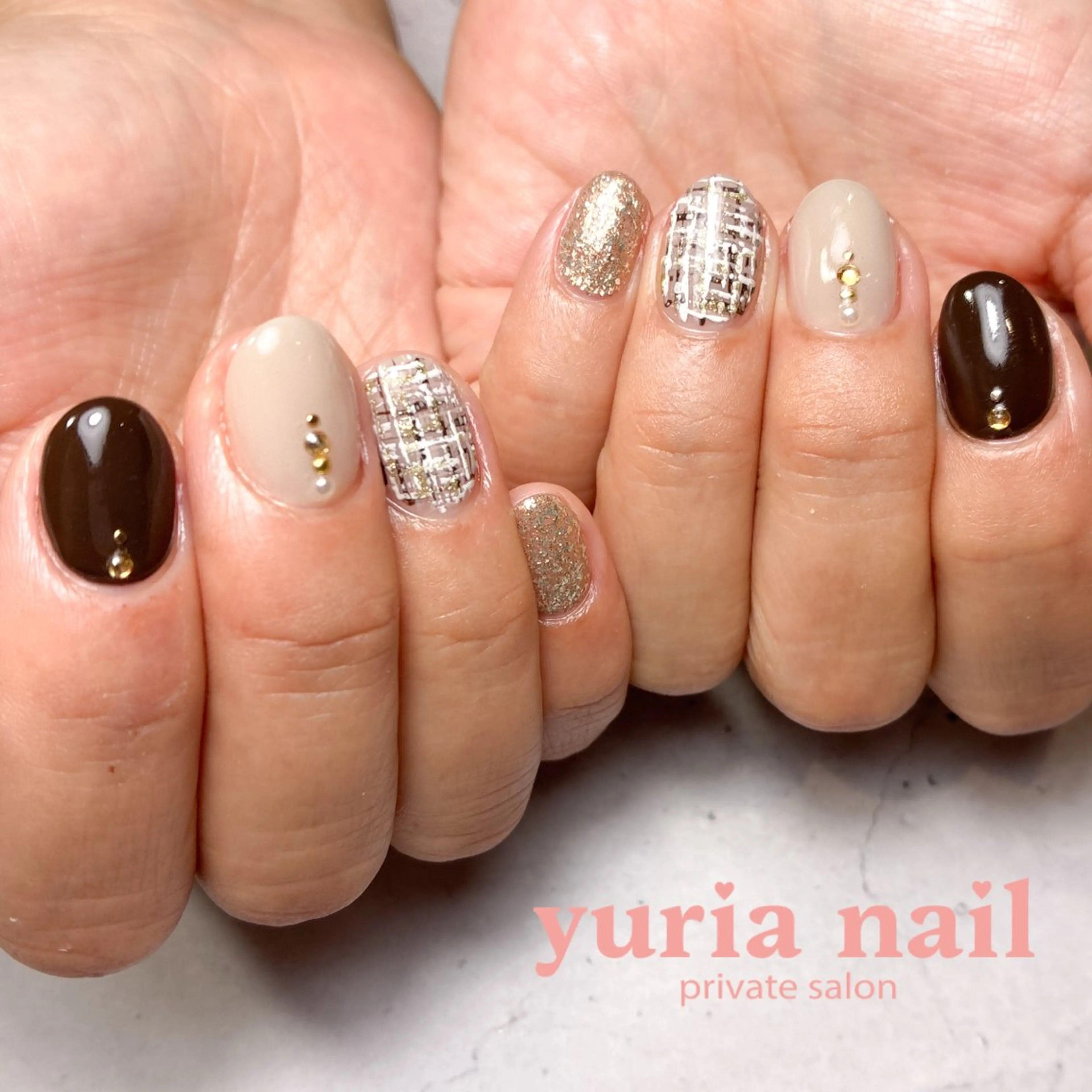 ネイル アートネイル ブラウン ジェルネイル ゴールド ラメ(グリッター) ハンドネイル 小林 ゆりあのネイルデザイン