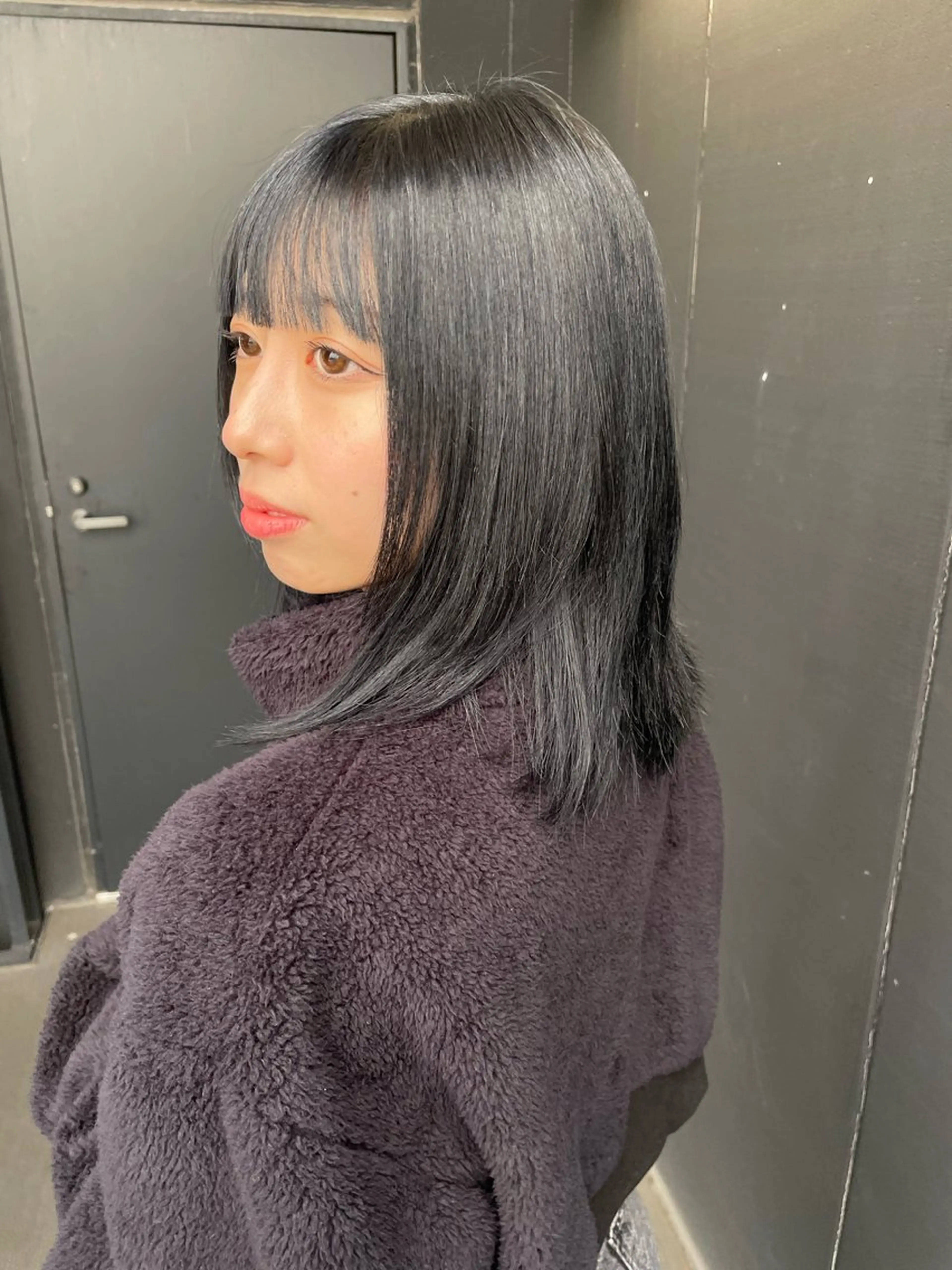 ミディアム カラー ヘアアレンジ ミディアムレイヤー 黒髪 ブルーカラー ブルーブラック ダークグレー カット ヘアカラー トリートメント ヘアセット ニュアンスハイトーン 🌙サイダサキのヘアスタイル