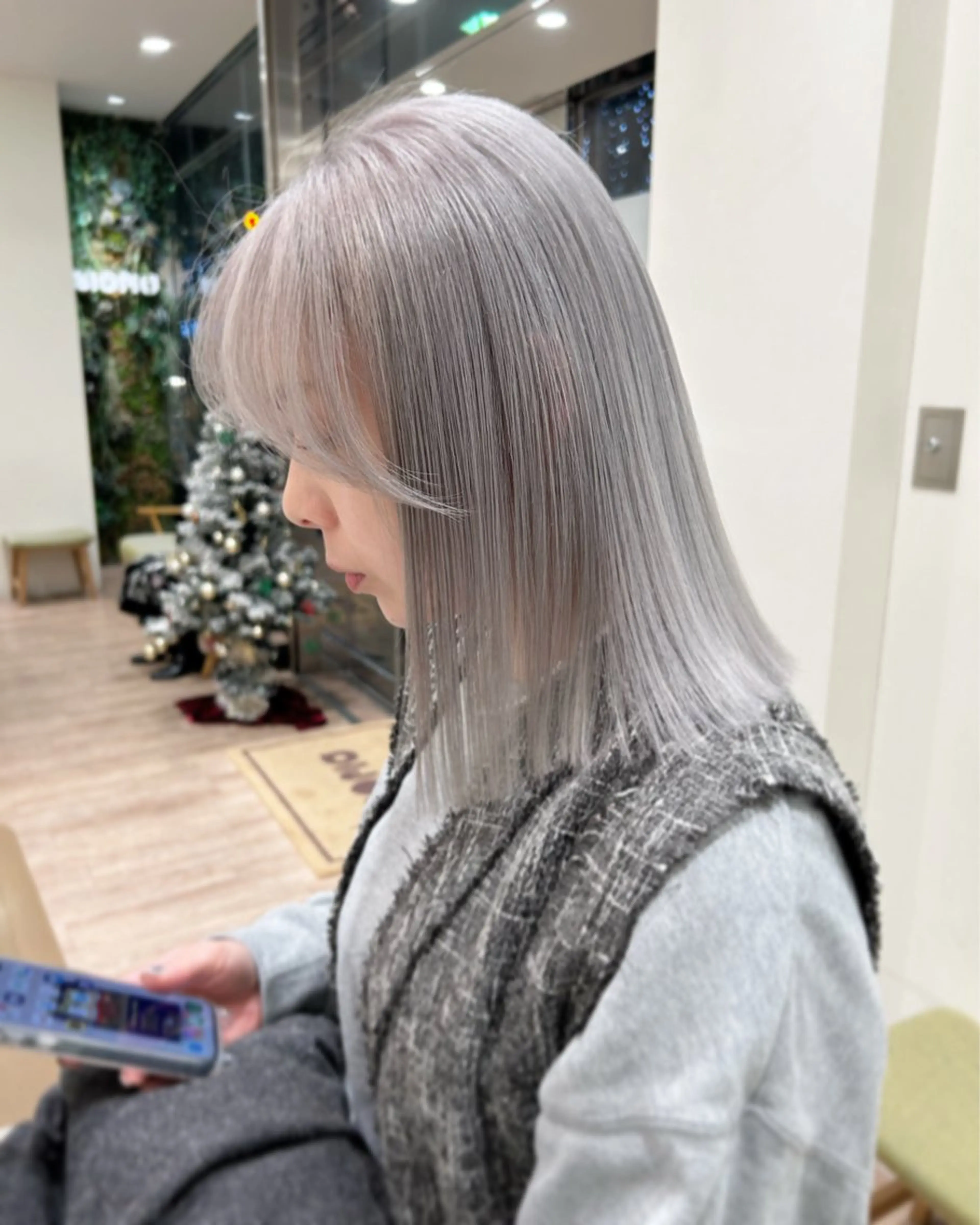 ミディアム カラー シルバー ホワイトシルバー ヘアカラー トリートメント ケアブリーチ 坪井佑樹のヘアスタイル