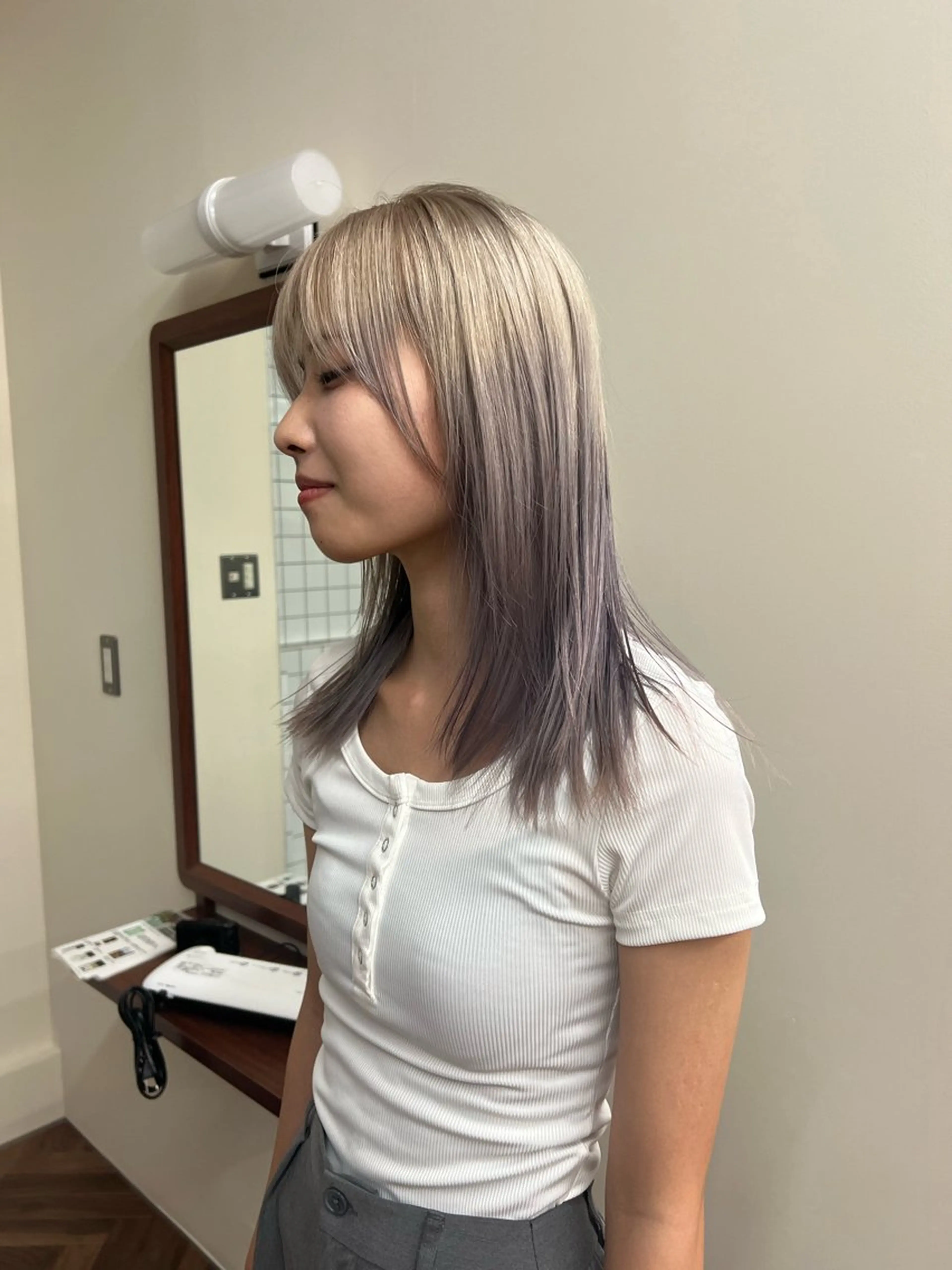 ミディアム カラー アッシュ アッシュブラウン ブリーチ ブラウンカラー ケアブリーチ ヘアカラー トリートメント ヘアセット ニュアンスレイヤー ハイトーンカラーのヘアスタイル