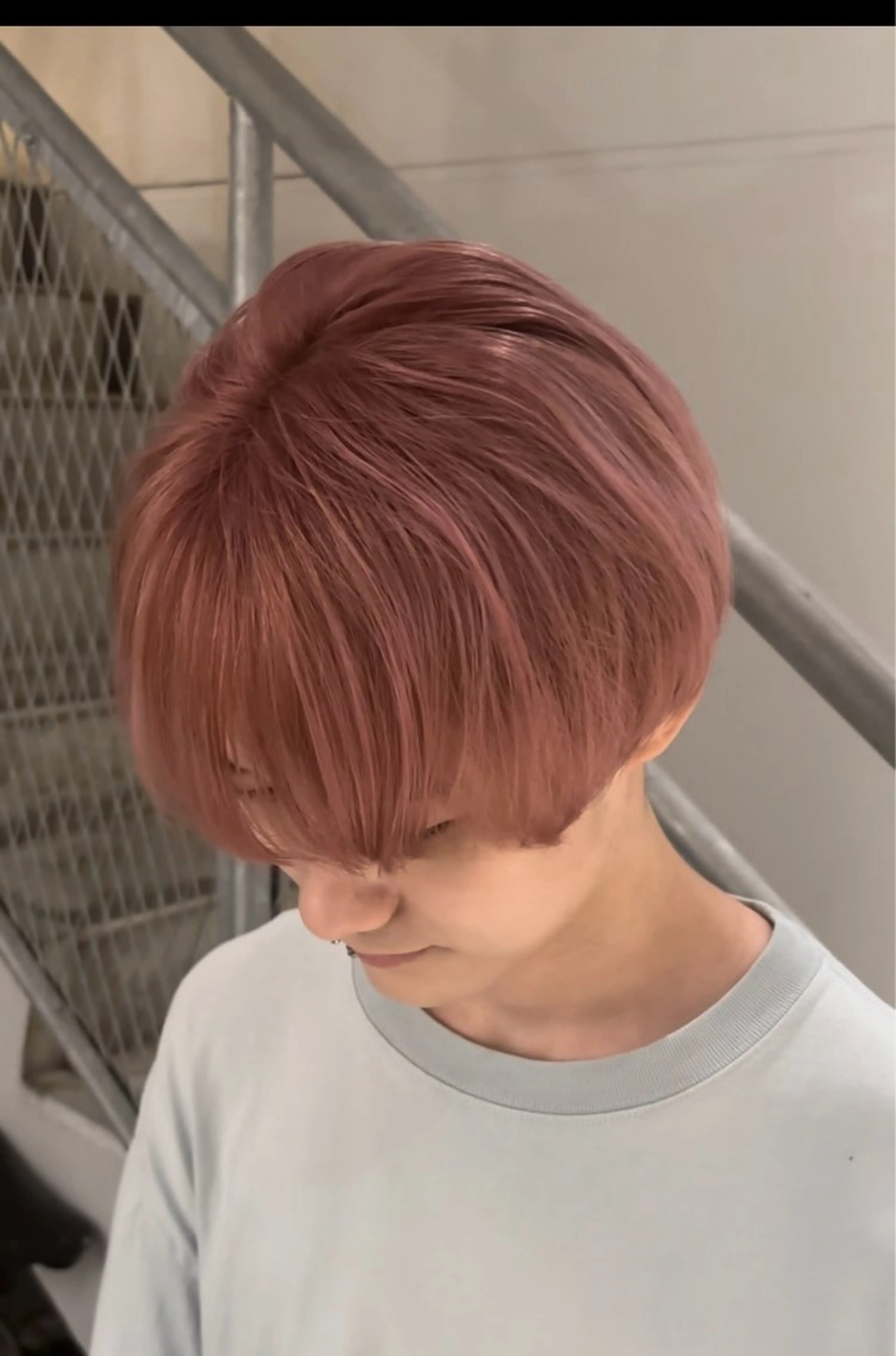 ショート カラー メンズ ピンクカラー 髪質改善ブリーチ 森崎雄斗のヘアスタイル