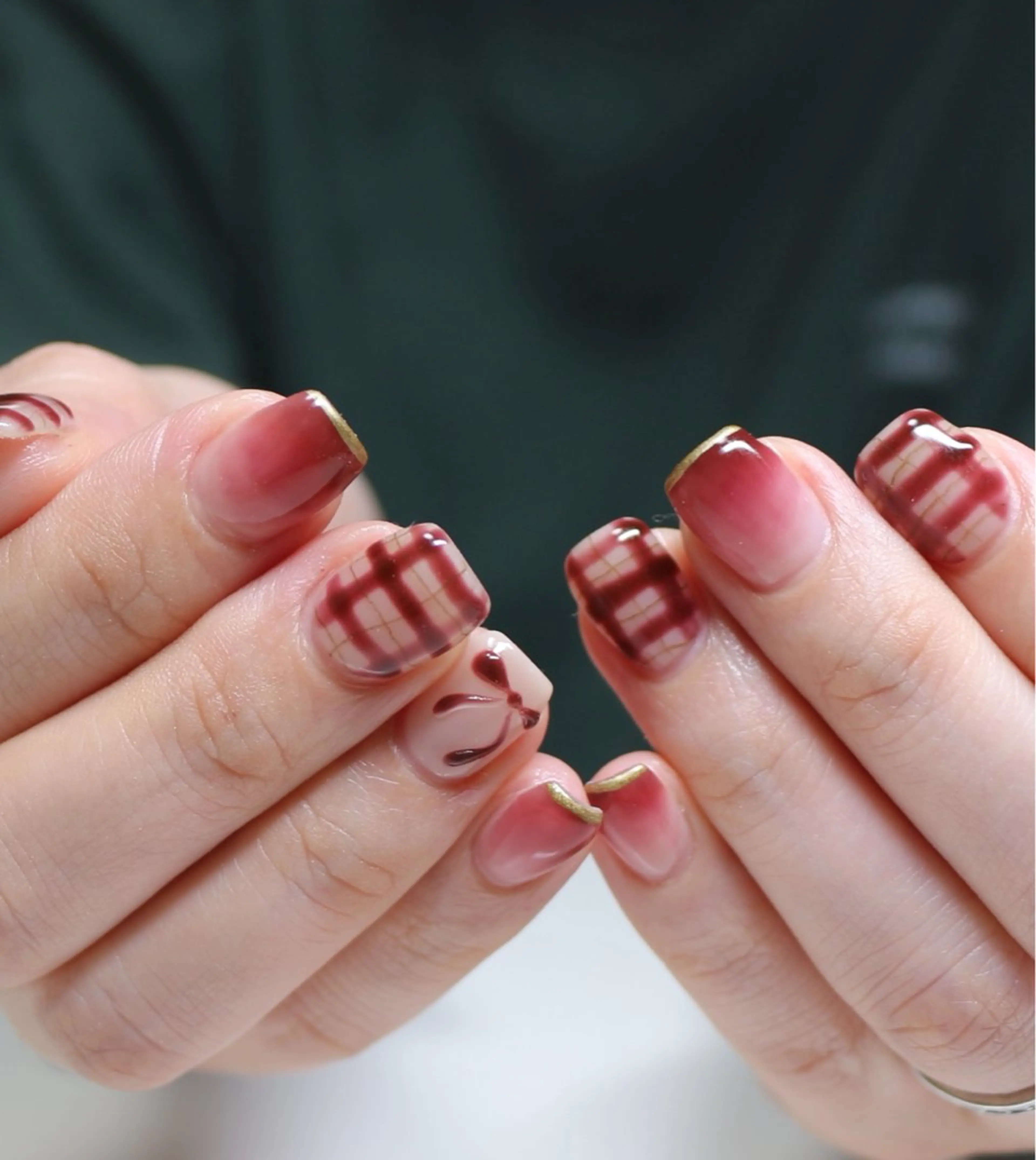 ネイル ニュアンスネイル 赤色 リボン 冬ネイル クリスマス ハンドネイル Baku Nailsのネイルデザイン