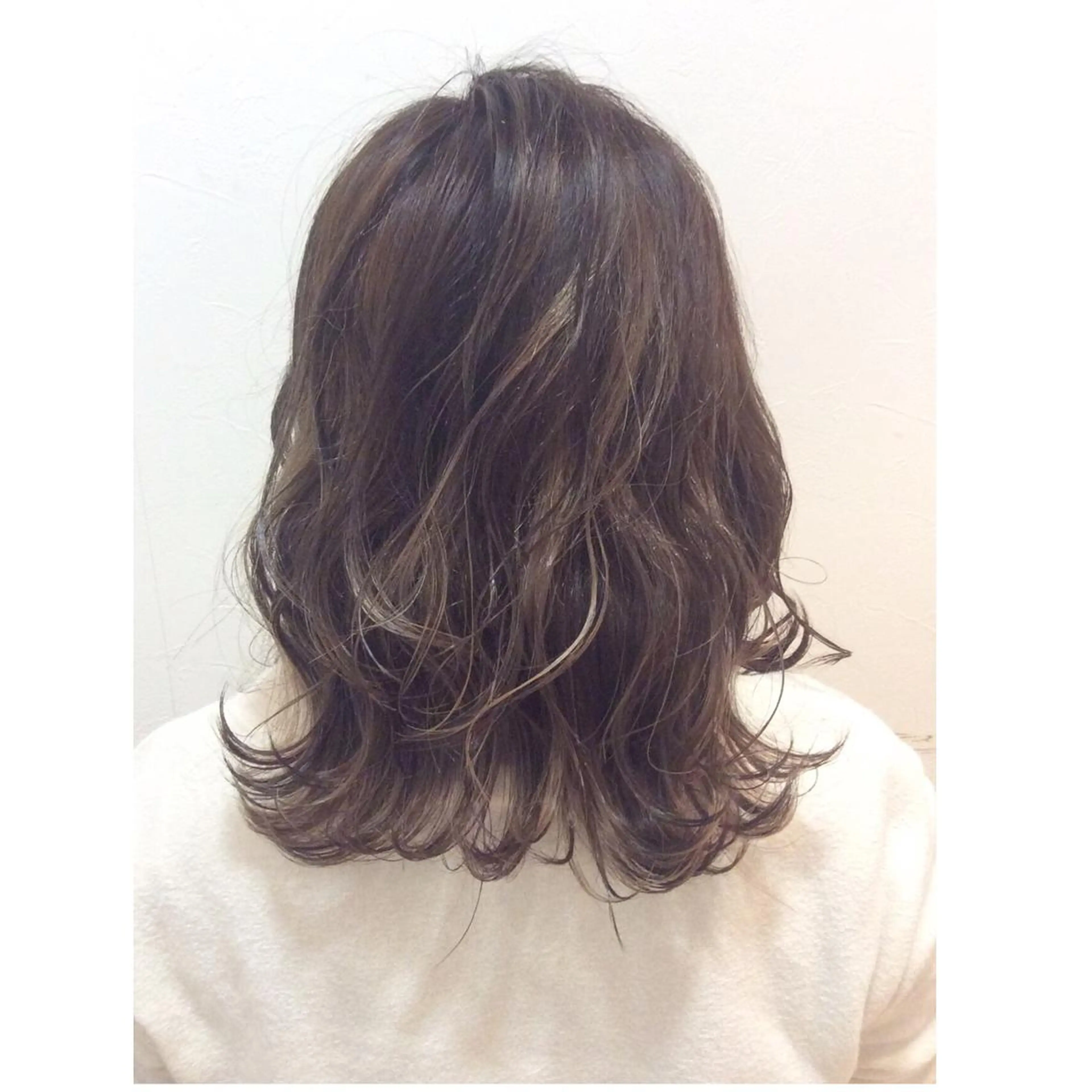 ショート ミディアム アッシュ TOMOYAレイヤー ブリーチ縮毛矯正のヘアスタイル