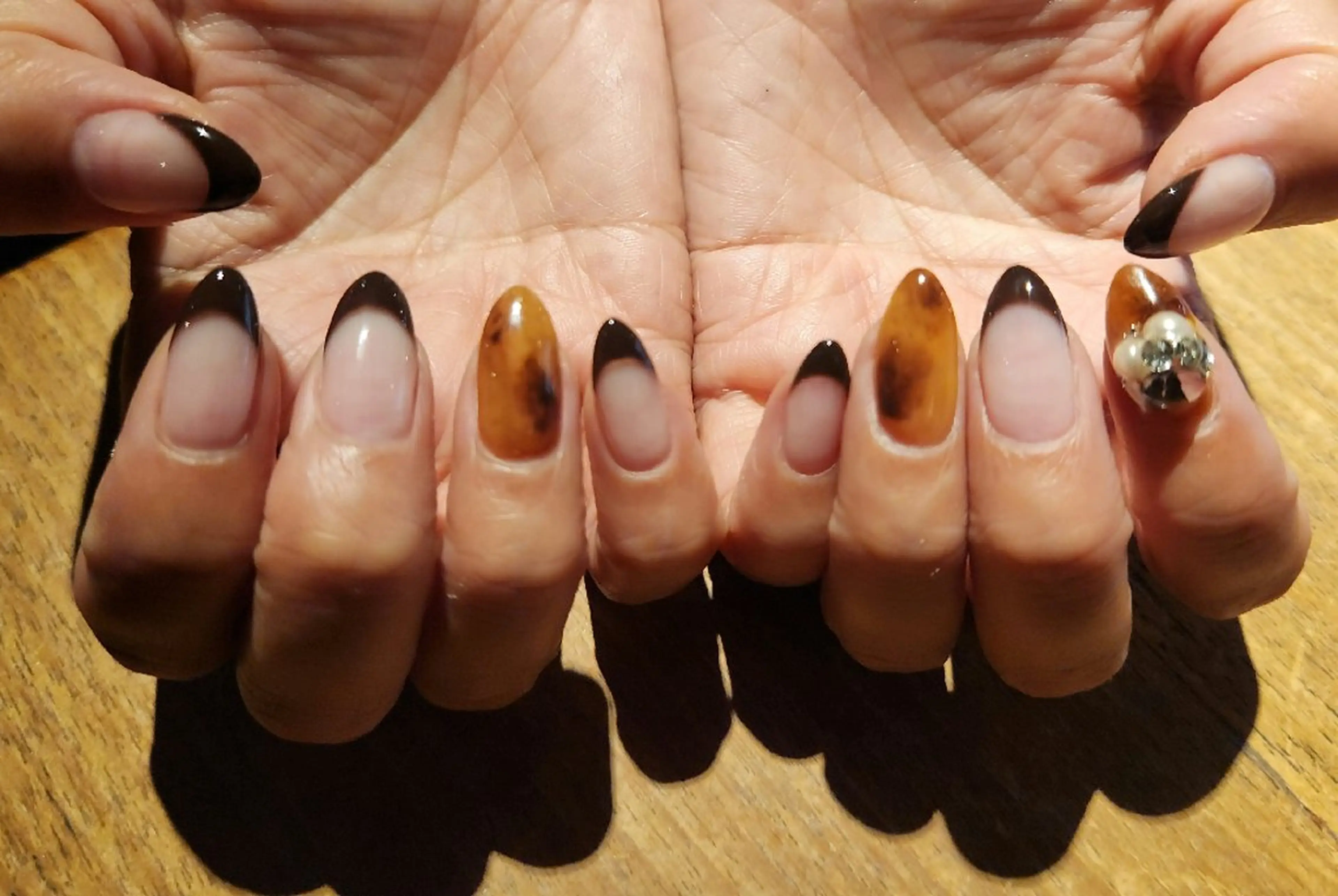 ネイル べっ甲ネイル フレンチネイル ハンドネイル NailSalon Écrin【エクラン】所属・エクラン ✨CHIHIROのネイルデザイン