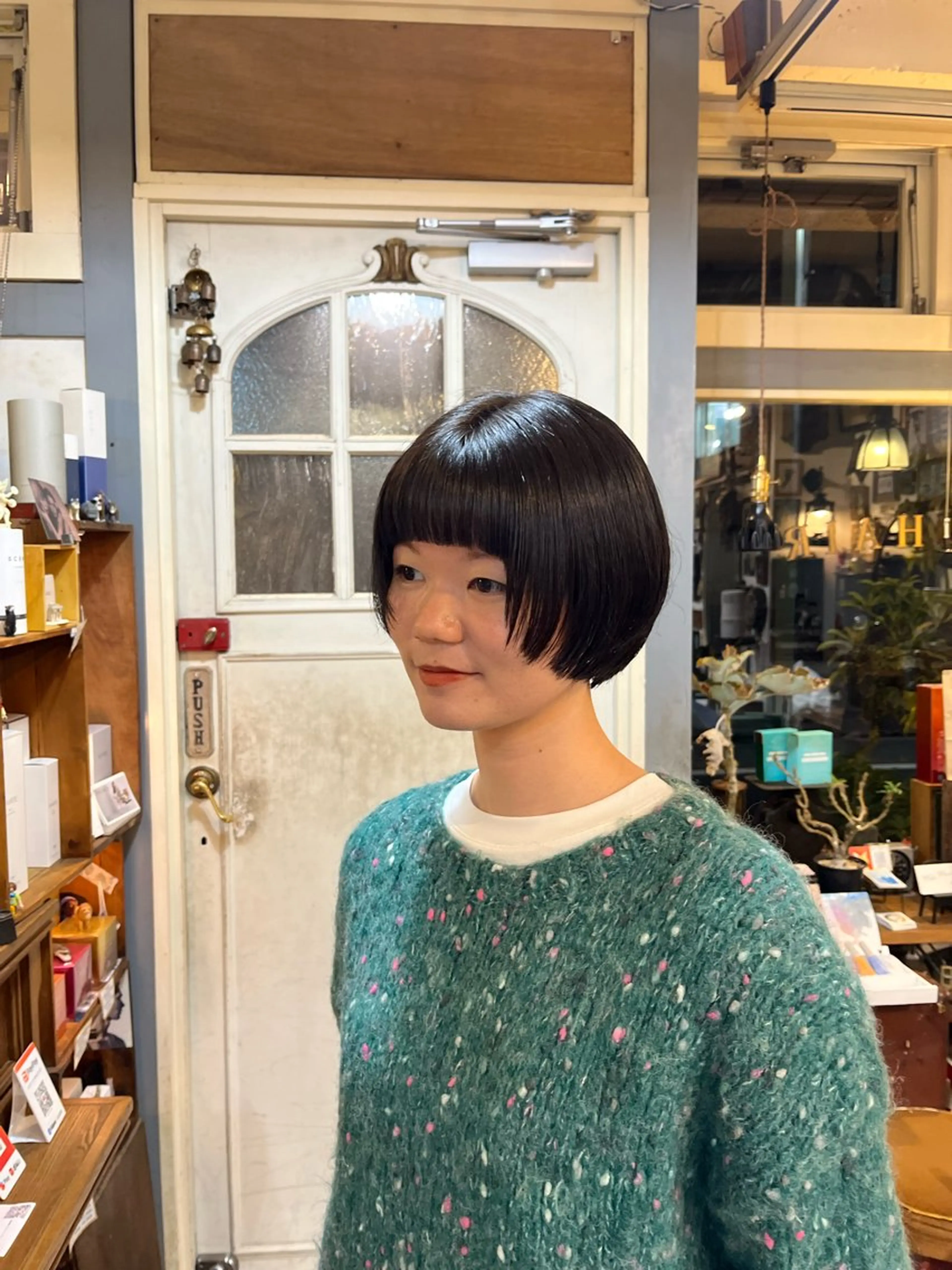 ショート カラー ボブ オン眉 カット ヘアカラー トリートメント ヘッドスパ 抜け感パーマ/ 顔まわり/緒方椋のヘアスタイル