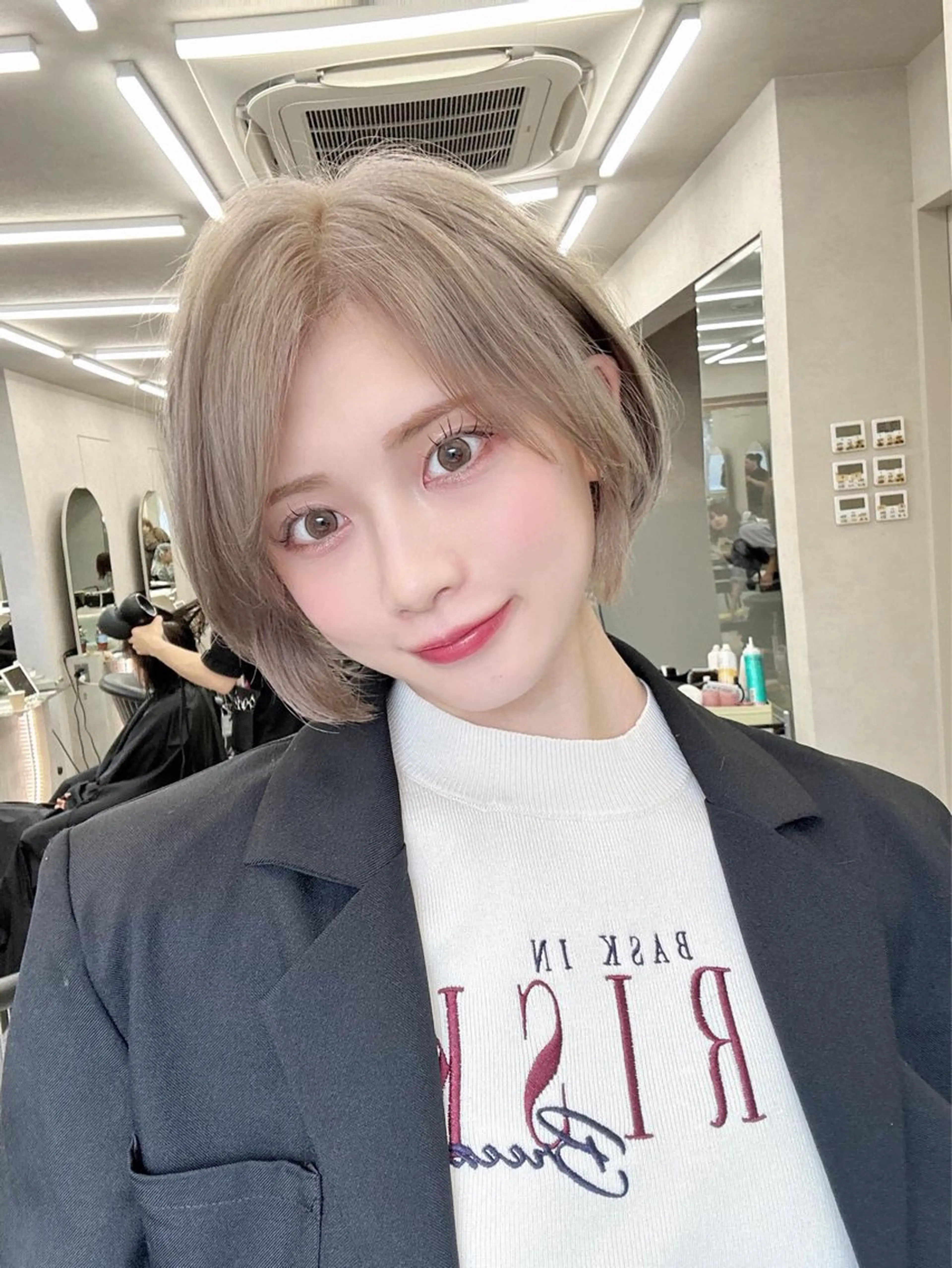 ショート カラー 💛ブリーチ&カット LEON🩶のヘアスタイル