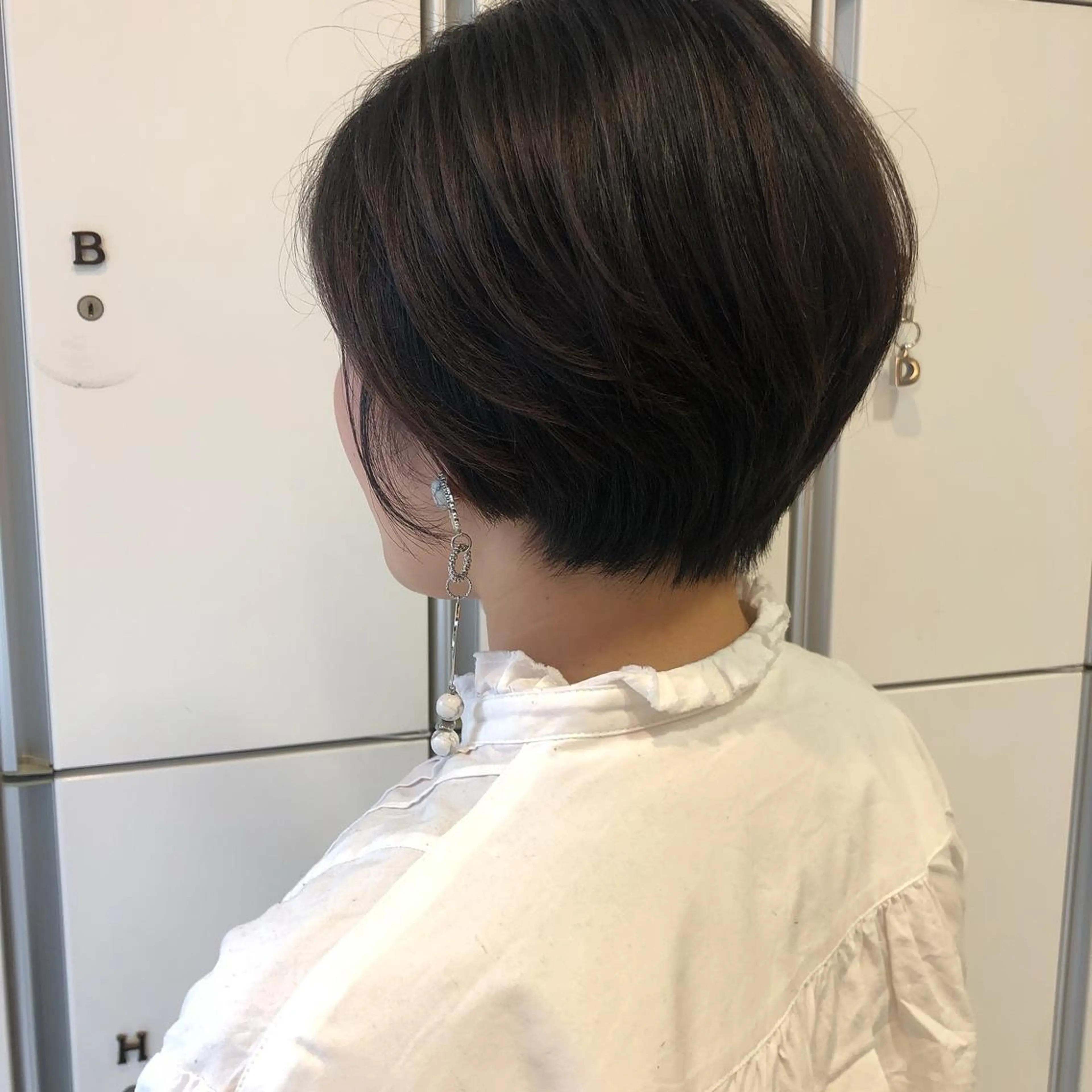 ショート ヘアアレンジ ボブ ショートヘア レイヤー/顔まわり カット/地毛風カラーのヘアスタイル