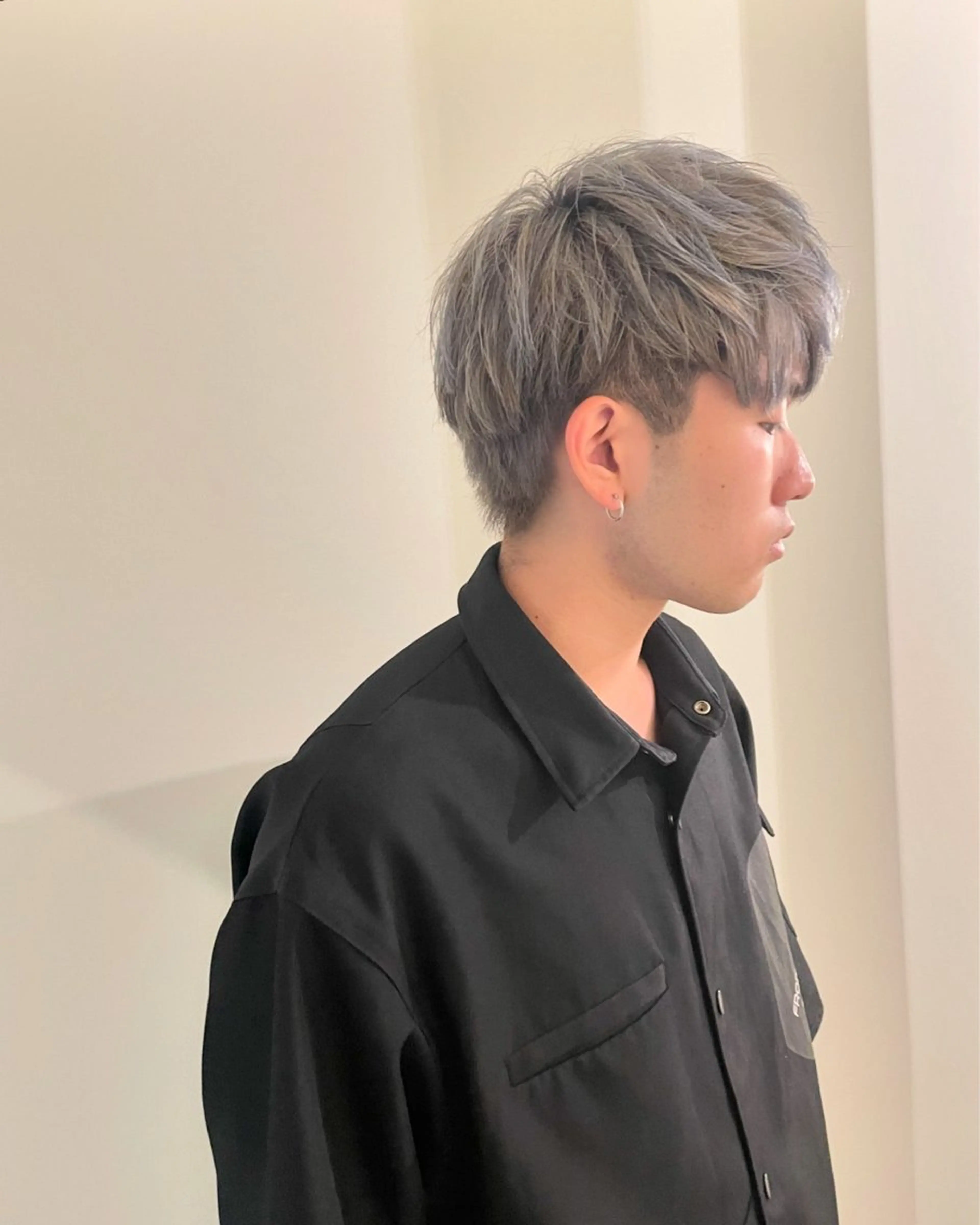ショート カラー メンズ メンズブリーチ ブリーチ グレージュ シルバー ヘアカラー 透け感カラー🫧 加納トモヒロのヘアスタイル