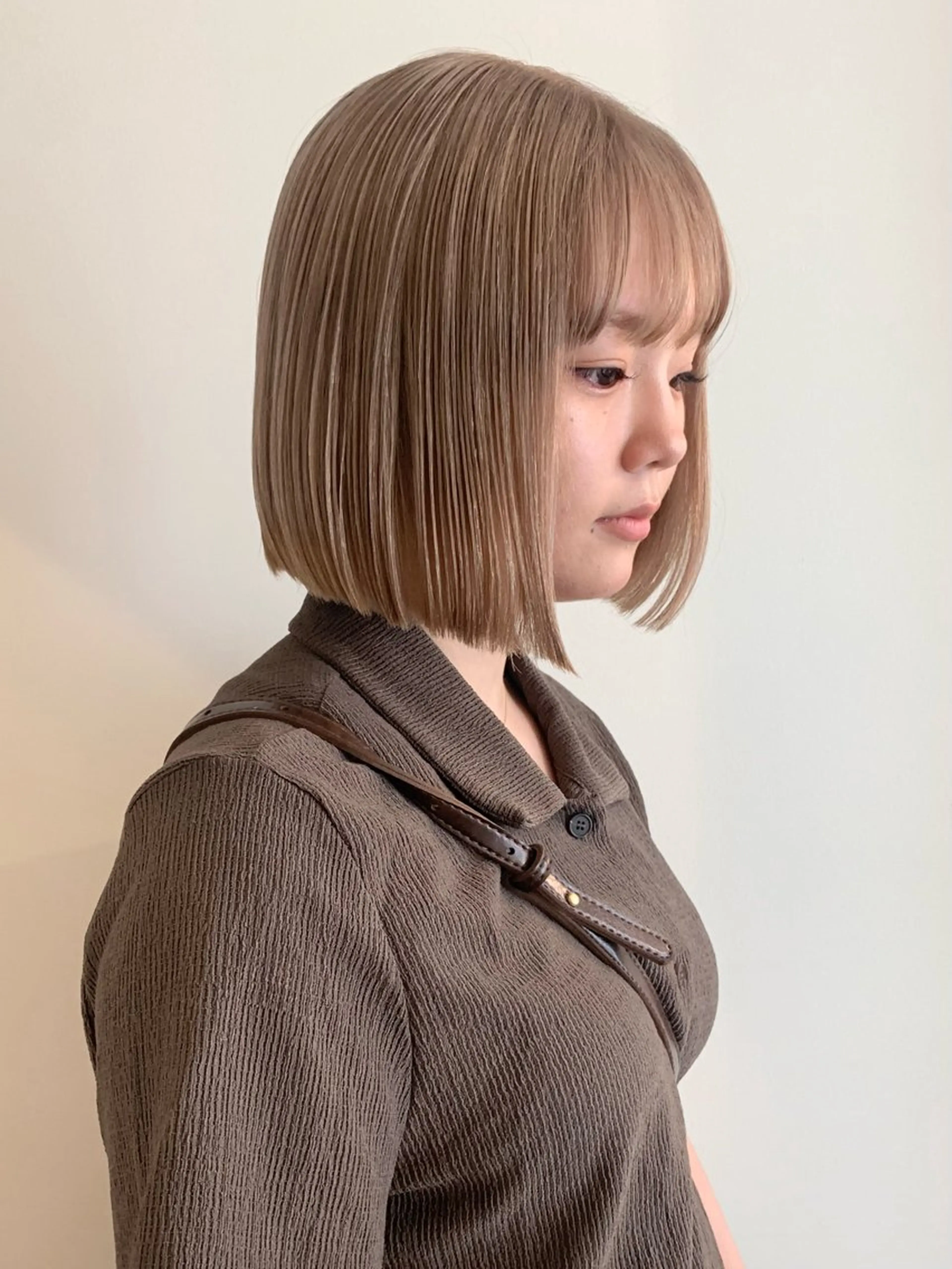 ミディアム カラー ベージュカラー ブリーチ ホワイトベージュ ボブ ヘアカラー 落合希 Olivebeigeのヘアスタイル