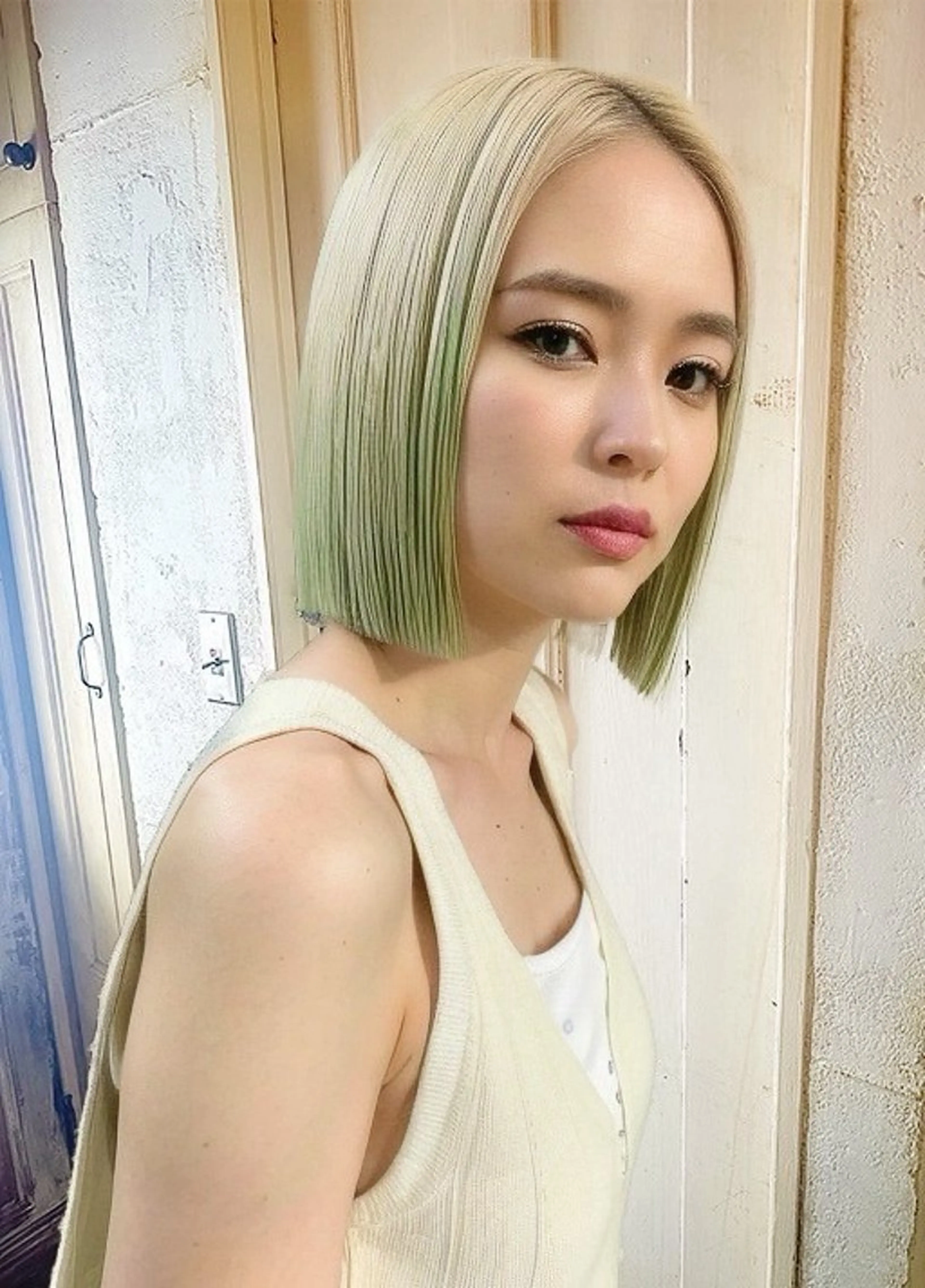 ショート ヘアカラー トリートメント 🦅ブリーチカラー 💎紫音のヘアスタイル