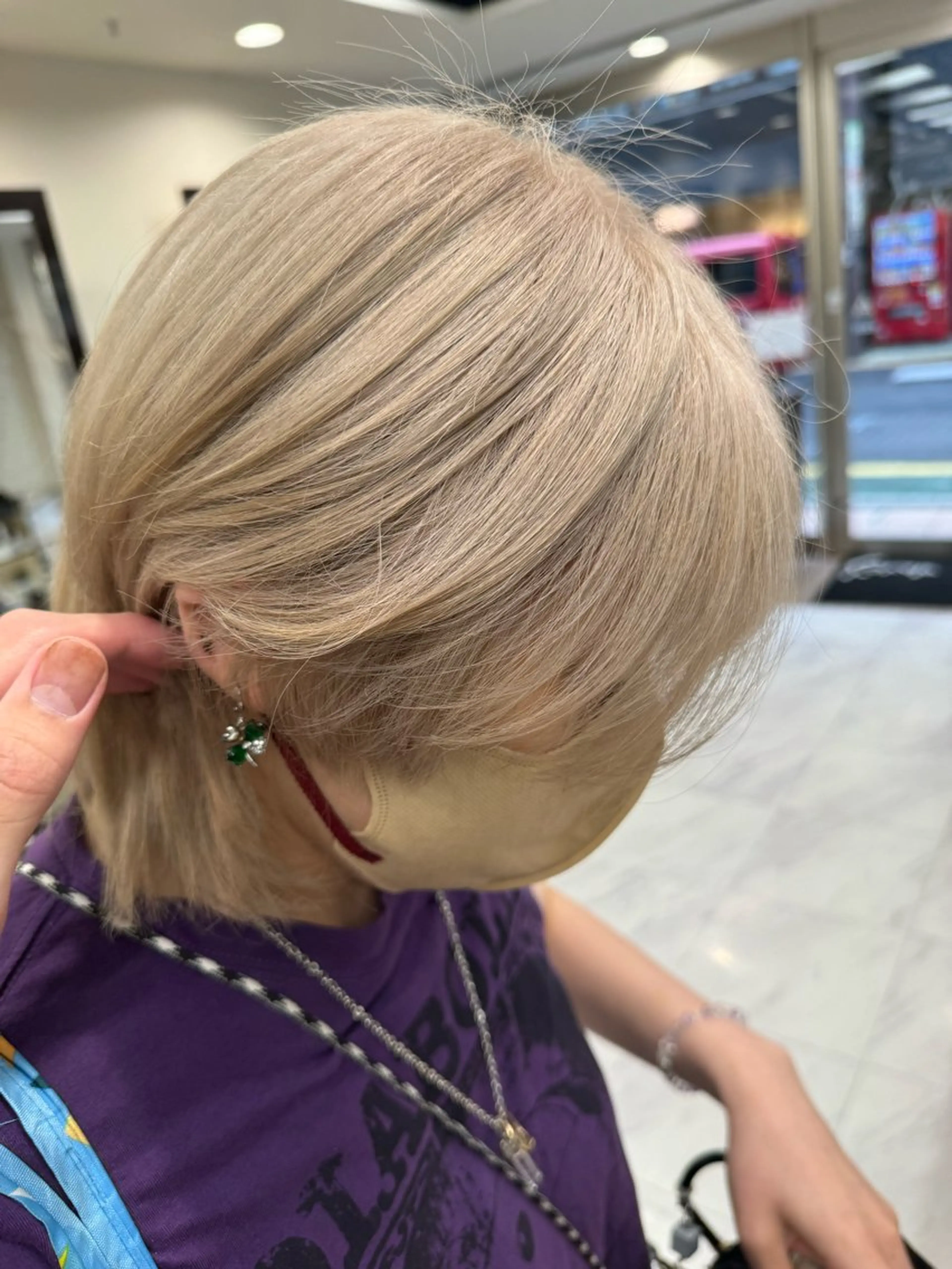 ショート カラー ヘアアレンジ 切りっぱなしボブ 前下がりボブ ベージュカラー ブリーチ デザインカラー ヘアカラー トリートメント 目黒 碧人のヘアスタイル